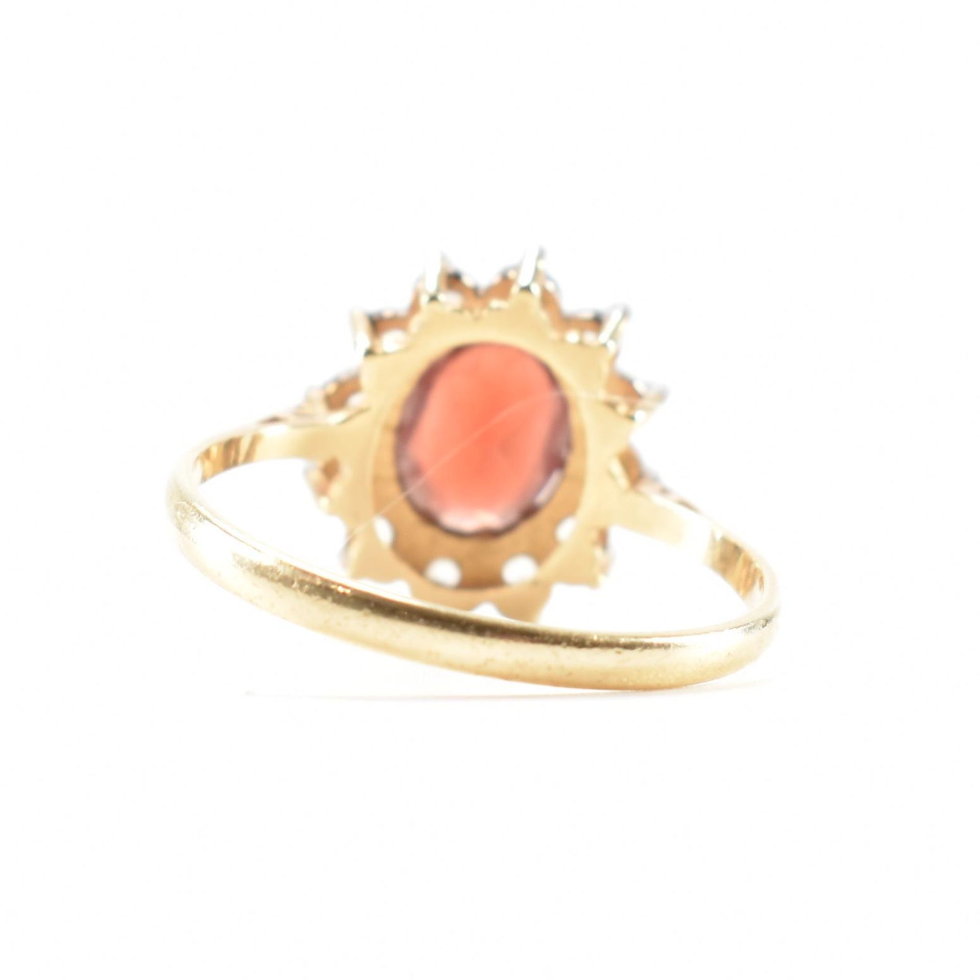 HALLMARKED 9CT GOLD GARNET & CZ CLUSTER RING - Image 3 of 9