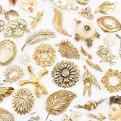 COLLECTION OF ASSORTED VINTAGE & LATER COSTUME BROOCHES