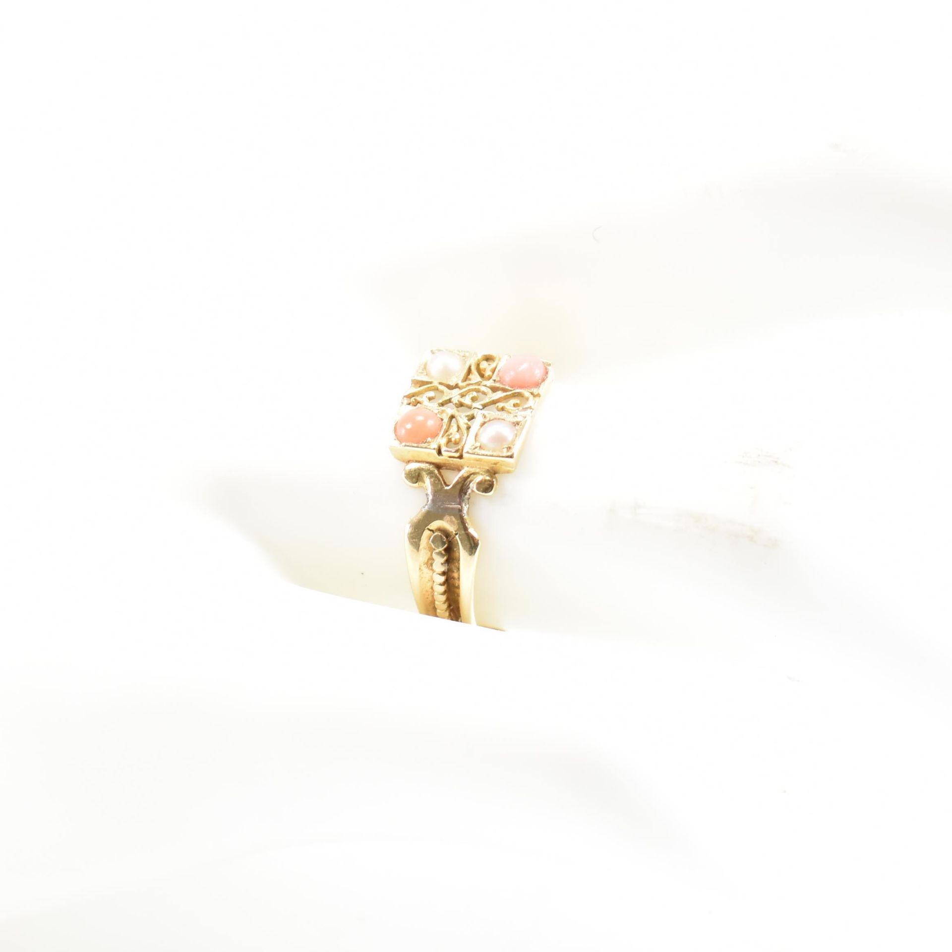 VICTORIAN 15CT GOLD CORAL & SEED PEARL RING - Image 11 of 11