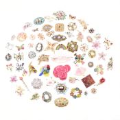 COLLECTION OF ASSORTED VINTAGE & LATER COSTUME BROOCHES
