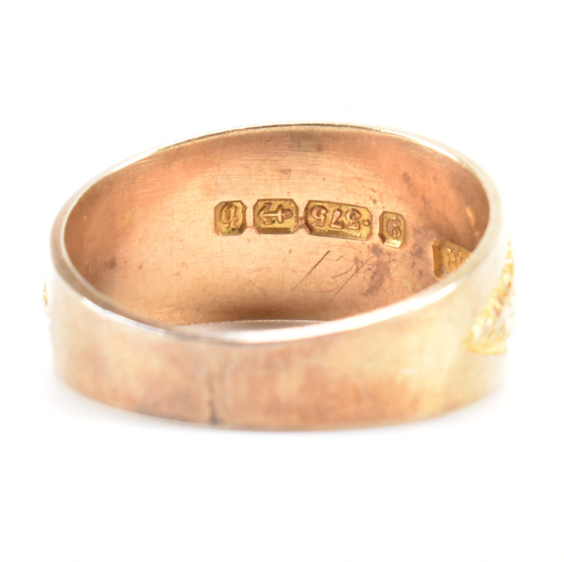 HALLMARKED VICTORIAN 9CT GOLD ETCHED BAND RING - Image 4 of 8