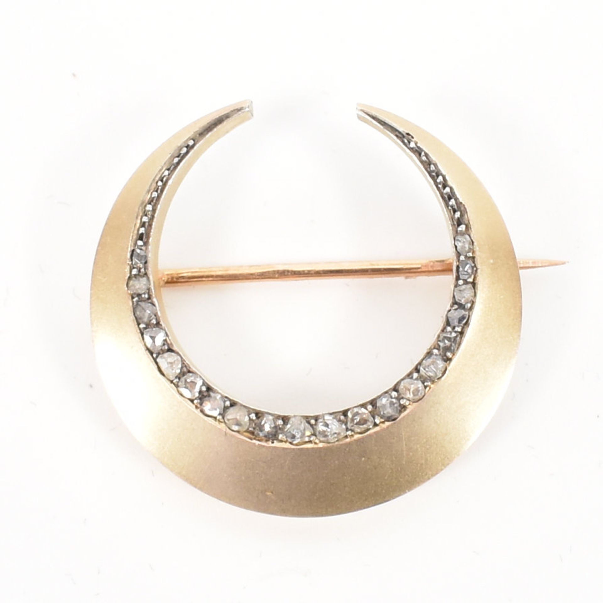 18CT GOLD & DIAMOND CRESCENT BROOCH PIN - Image 2 of 7