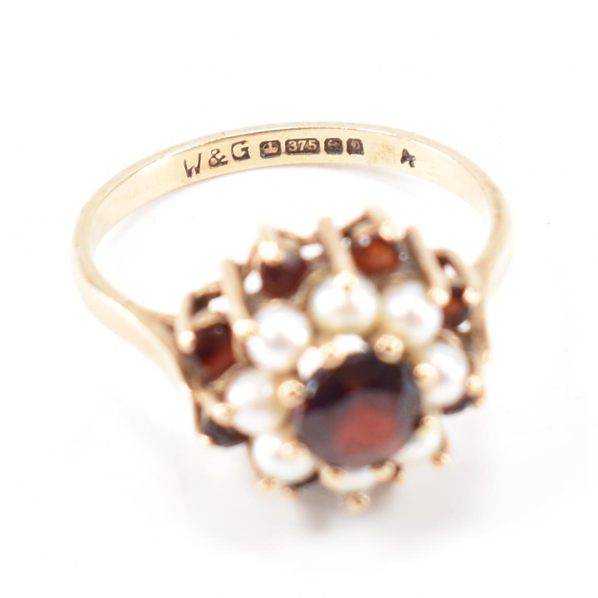 HALLMARKED 9CT GOLD PEARL & RED STONE CLUSTER RING - Image 7 of 9