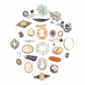 COLLECTION OF ASSORTED COSTUME JEWELLERY BROOCHES