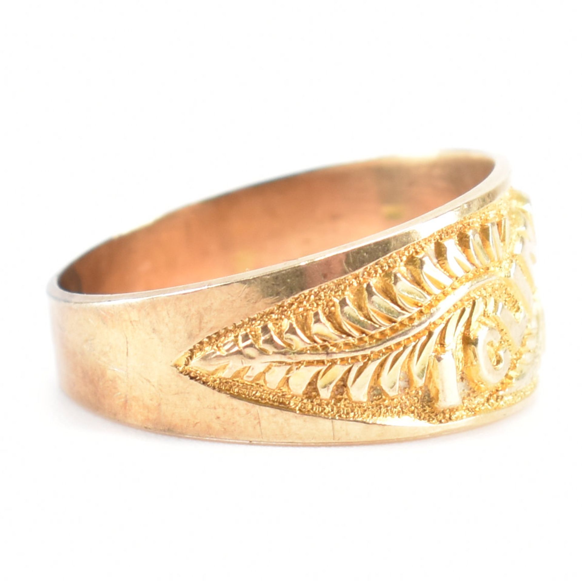 HALLMARKED VICTORIAN 9CT GOLD ETCHED BAND RING - Image 6 of 8
