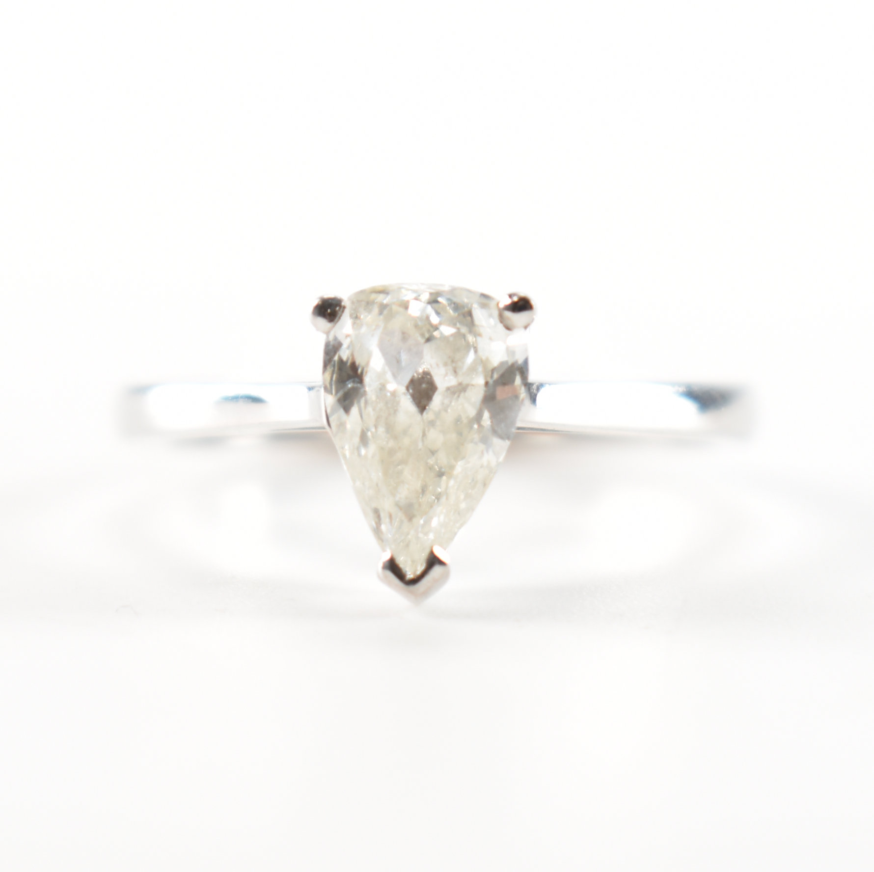 HALLMARKED 18CT WHITE GOLD & DIAMOND SOLITAIRE RING