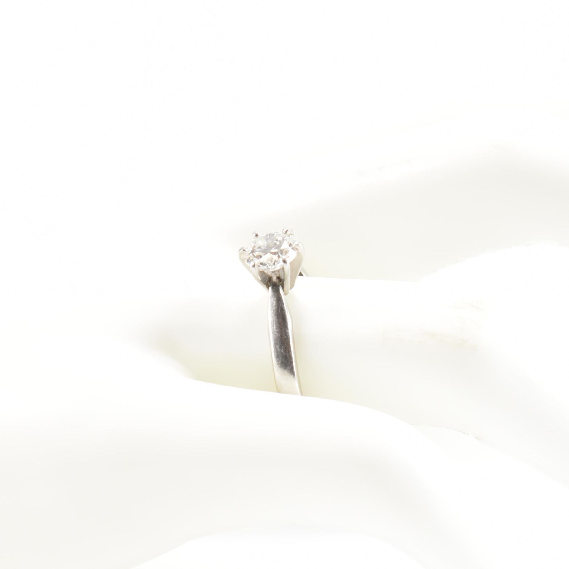1CT DIAMOND SOLITAIRE RING WITH GIA REPORT - Image 8 of 10