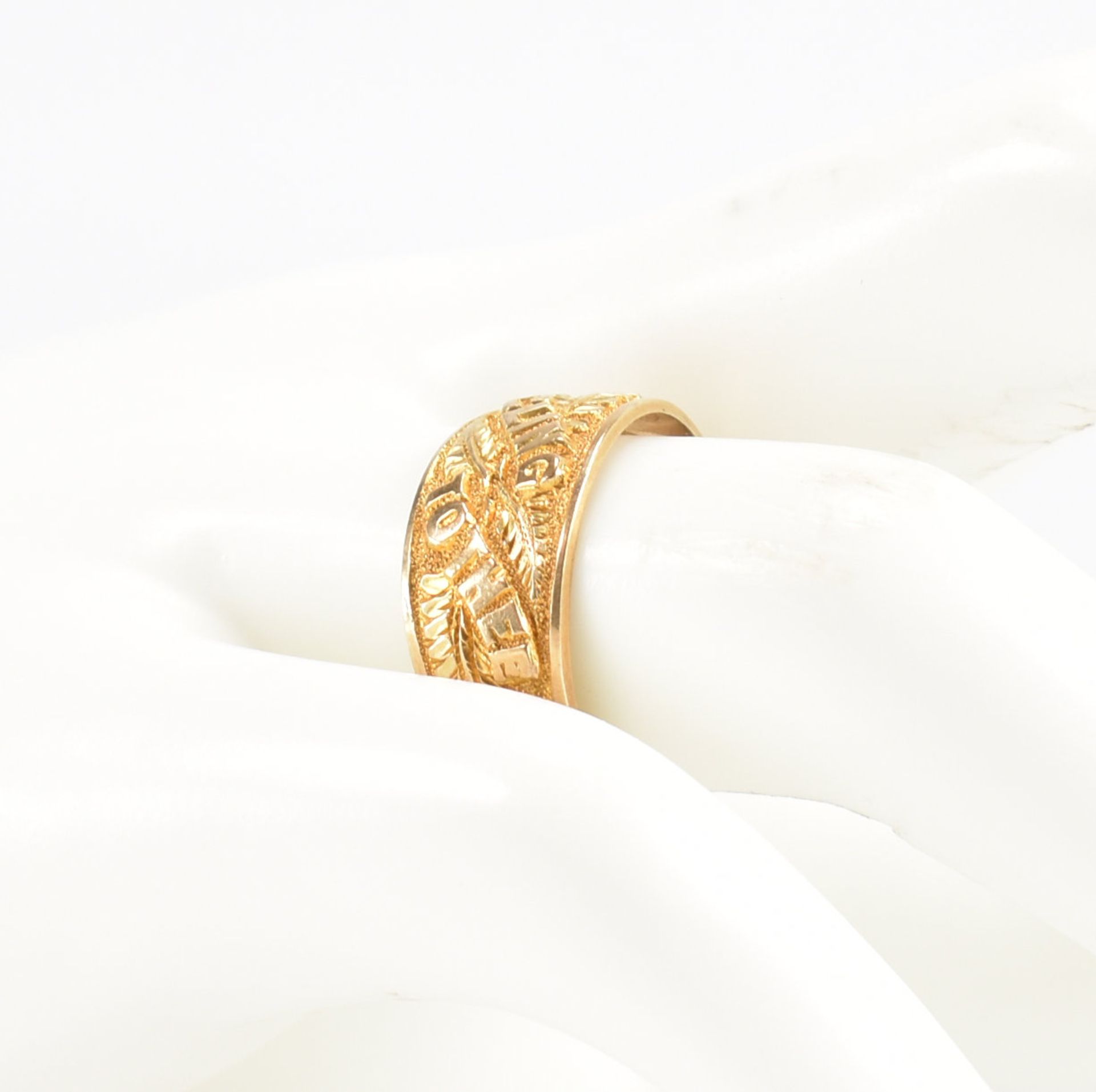 HALLMARKED VICTORIAN 9CT GOLD ETCHED BAND RING - Image 8 of 8