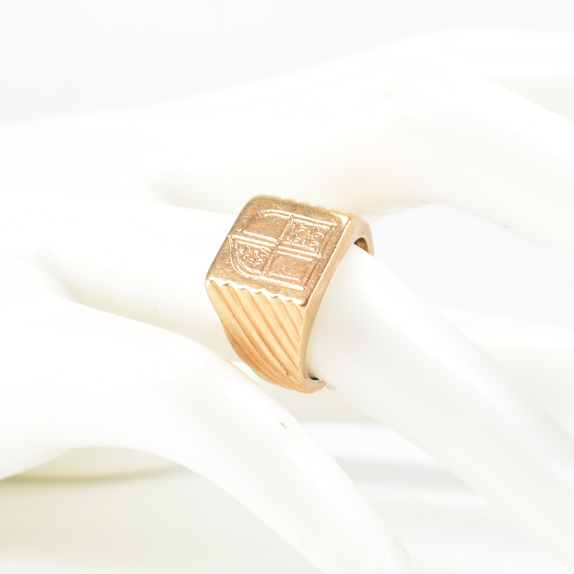 18CT GOLD SIGNET RING - Image 8 of 8