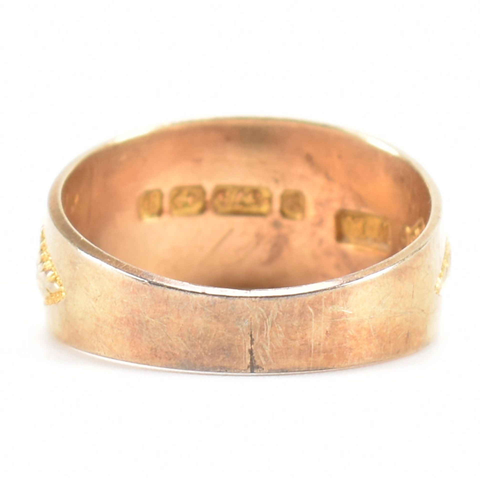 HALLMARKED VICTORIAN 9CT GOLD ETCHED BAND RING - Image 3 of 8