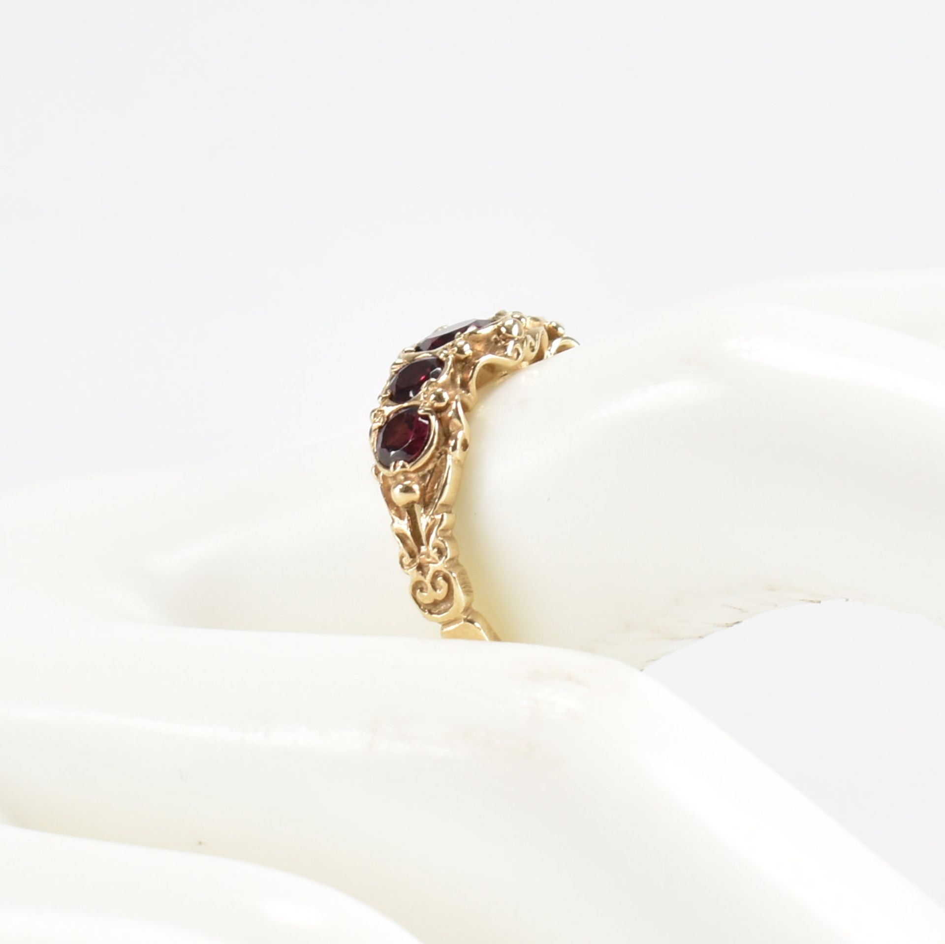 HALLMARKED 9CT GOLD FIVE STONE RING - Image 8 of 8