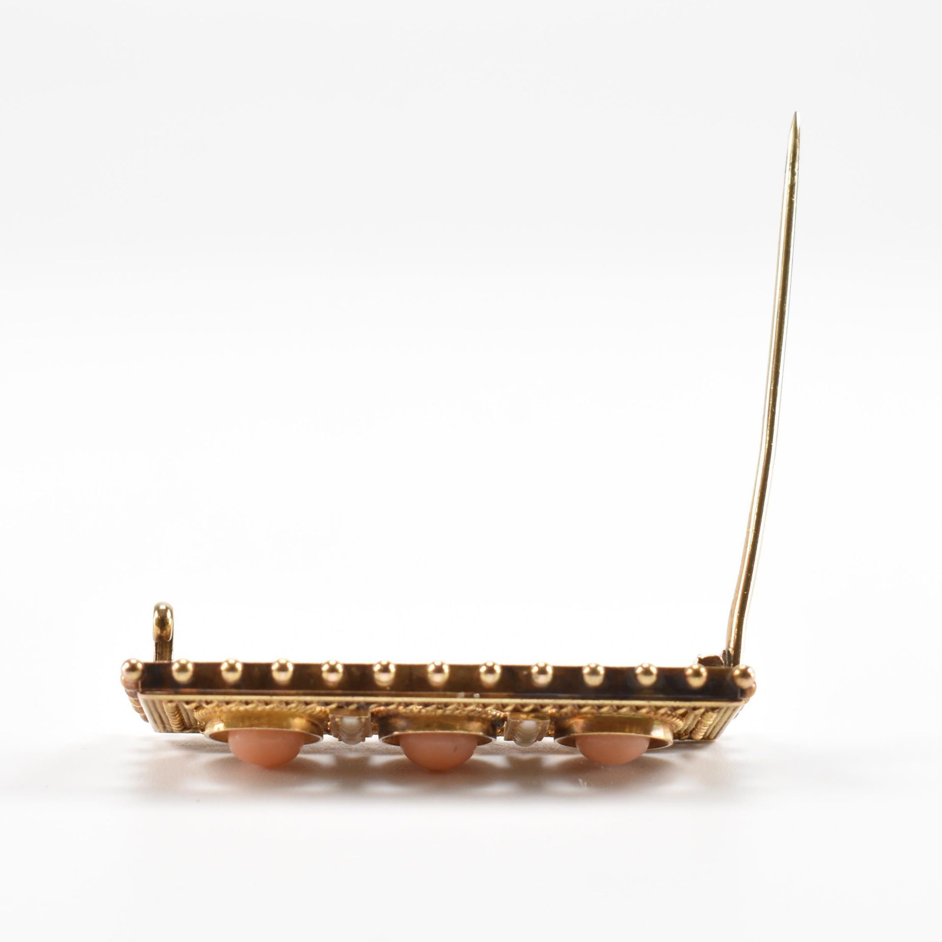 VICTORIAN ETRUSCAN REVIVIAL GOLD CORAL & PEARL BROOCH - Image 5 of 5