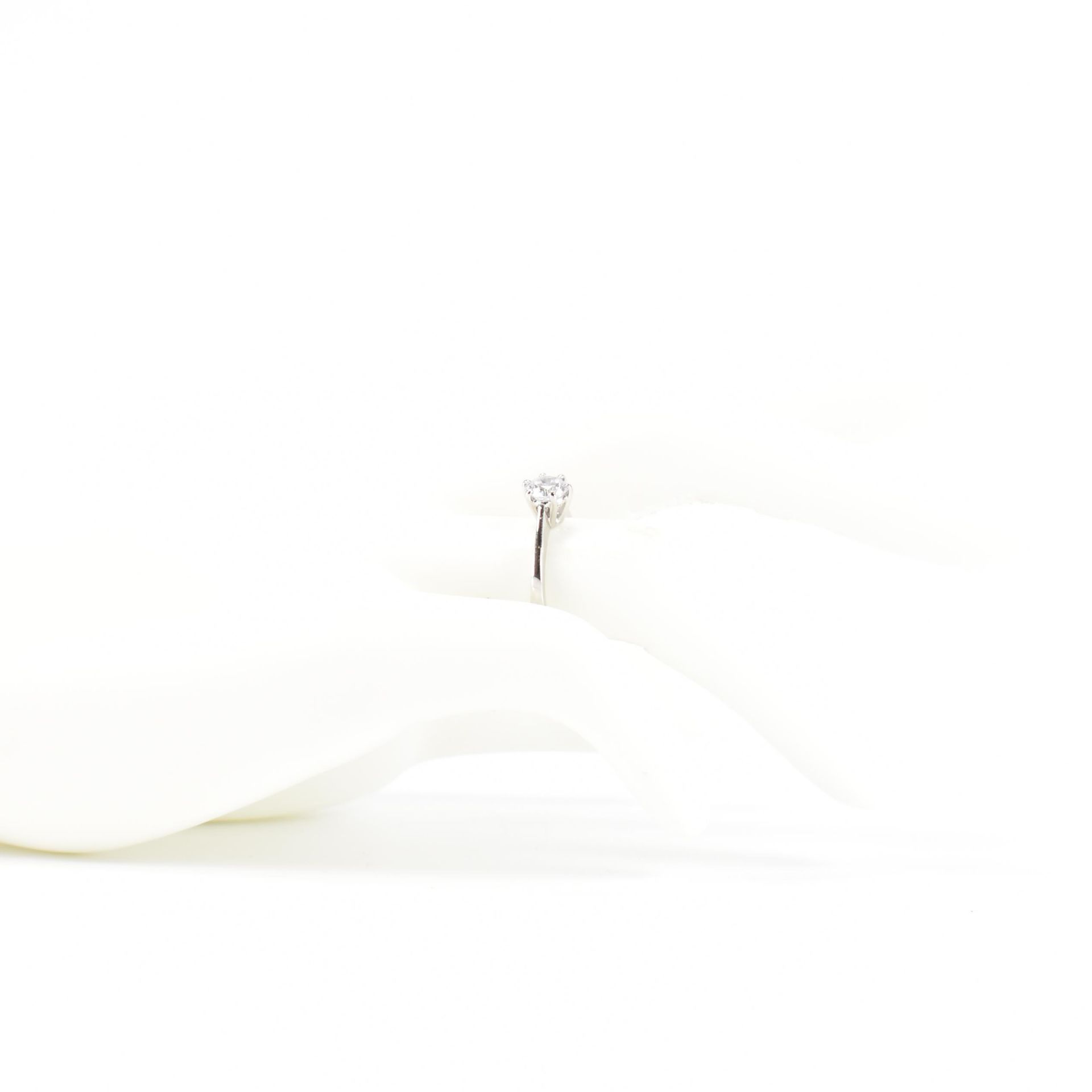 HALLMARKED 18CT GOLD & CZ SOLITAIRE RING - Image 6 of 6
