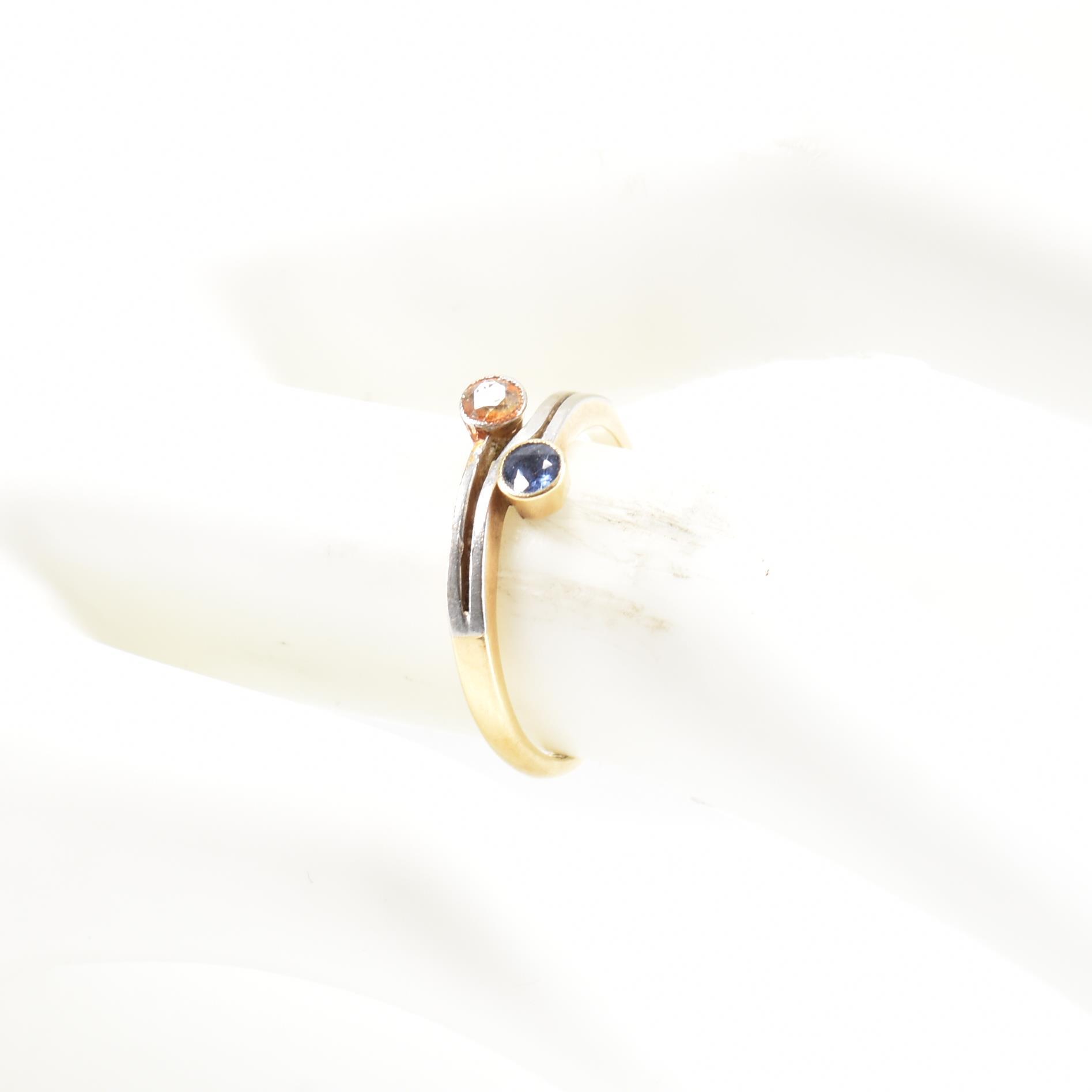 VINTAGE 18CT BI COLOUR GOLD DIAMOND & BLUE STONE CROSSOVER RING - Image 8 of 8