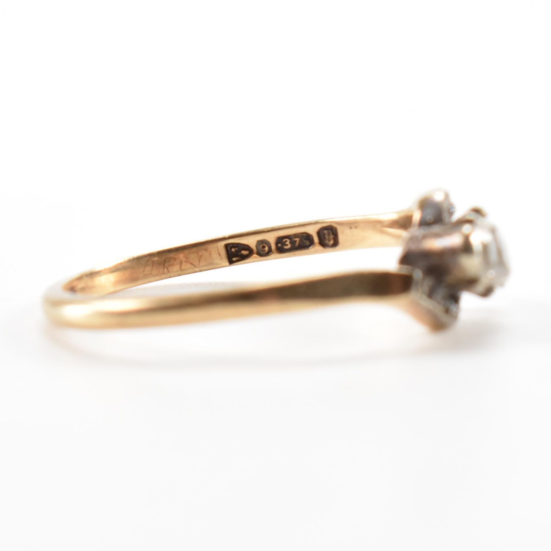 HALLMARKED 9CT GOLD & THREE STONE RING - Image 6 of 8