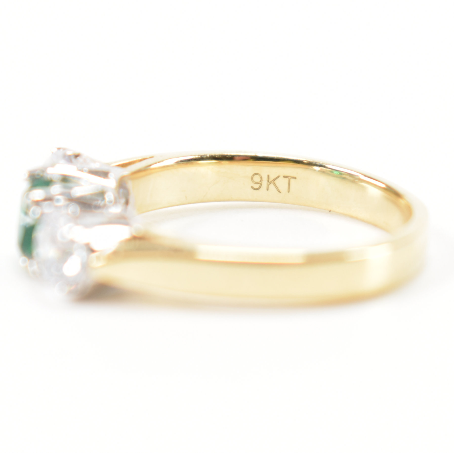 HALLMARKED 9CT GOLD THREE STONE RING - Image 7 of 9