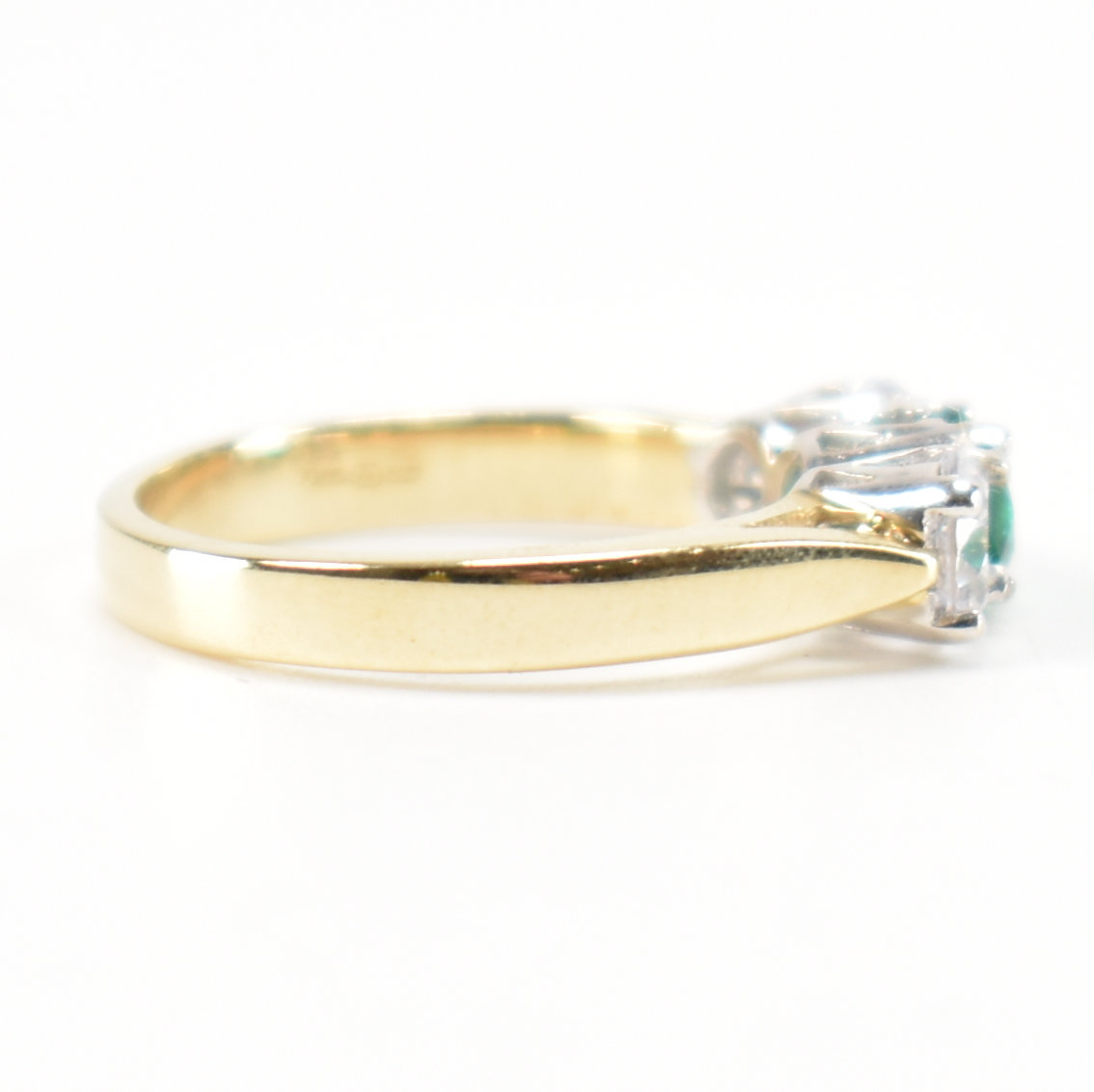 HALLMARKED 9CT GOLD THREE STONE RING - Image 5 of 9