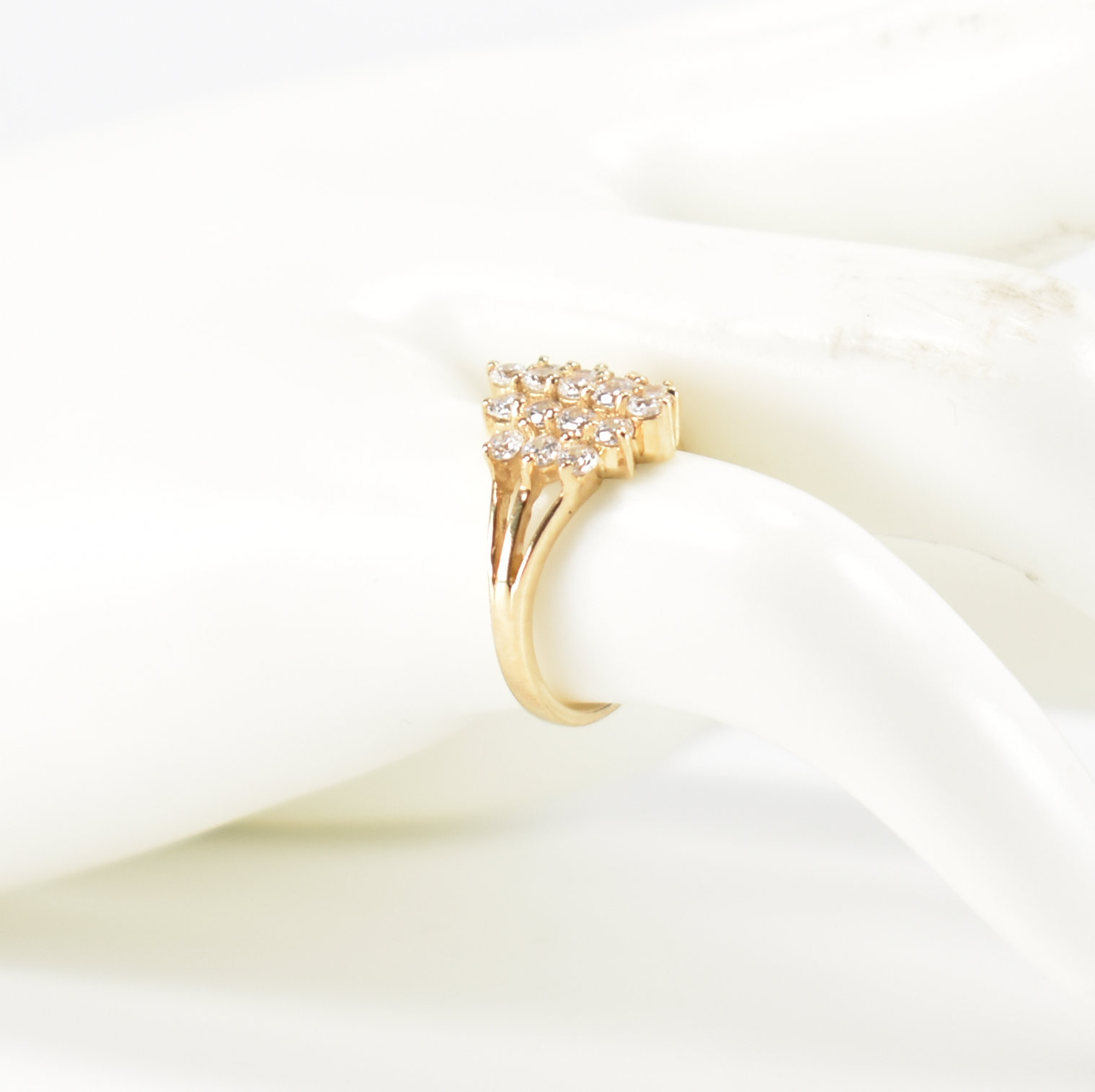 HALLMARKED 9CT GOLD CZ CLUSTER RING - Image 8 of 8