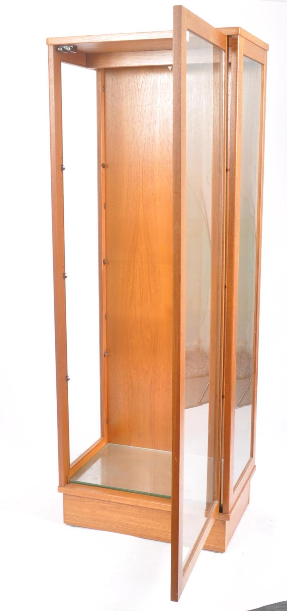 RETRO MID CENTURY TEAK FRAMED UPRIGHT DISPLAY CABINET - Image 4 of 8