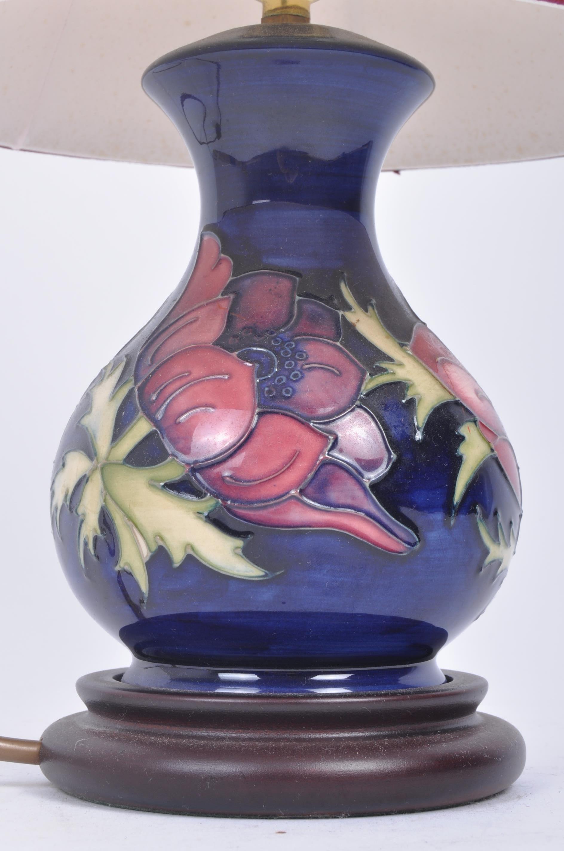 MOORCROFT POTTERY - VINTAGE HAND PAINTED TABLE LAMP - Image 2 of 4