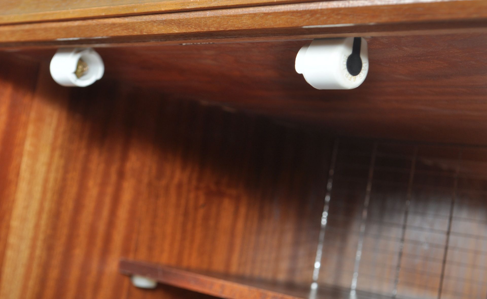 E.O.N - 1960s TEAK SIDEBOARD / HIGHBOARD SERVING CABINET - Image 8 of 10