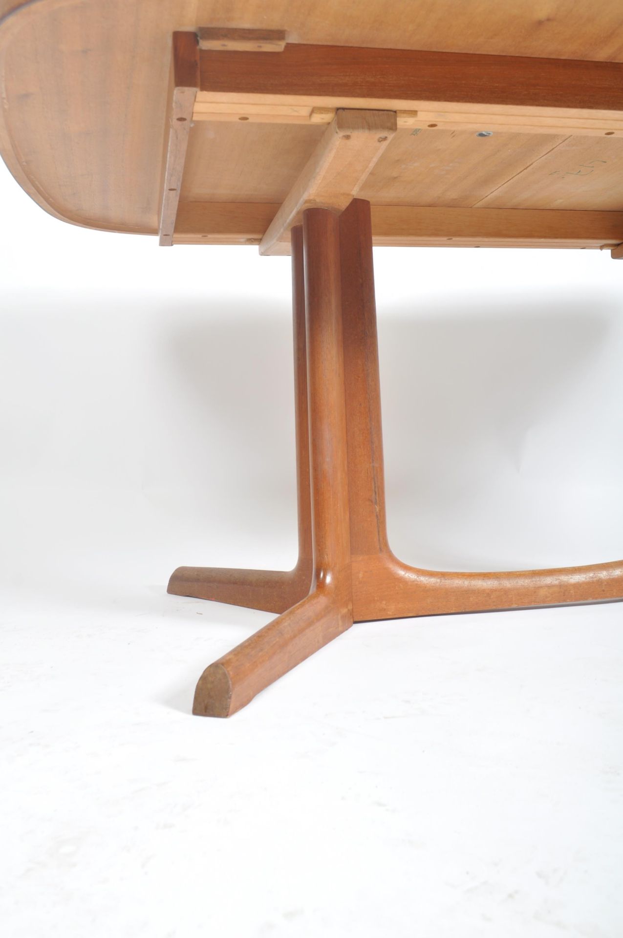 NIELS MOLLER - A RETRO MID CENTURY DANISH TEAK DINING TABLE - Bild 3 aus 7