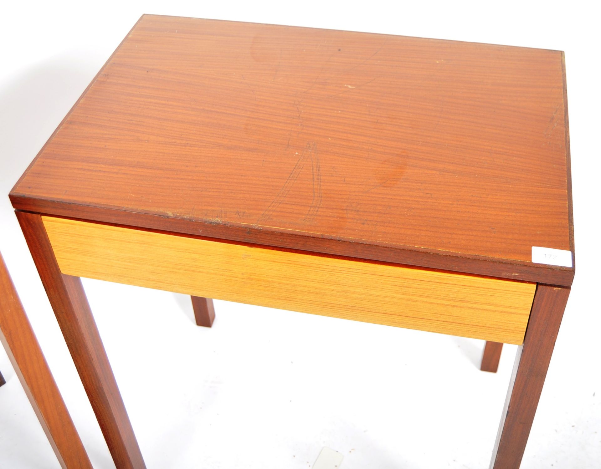 MATCHING PAIR OF TEAK SINGLE DRAWER SIDE TABLES - Bild 4 aus 6