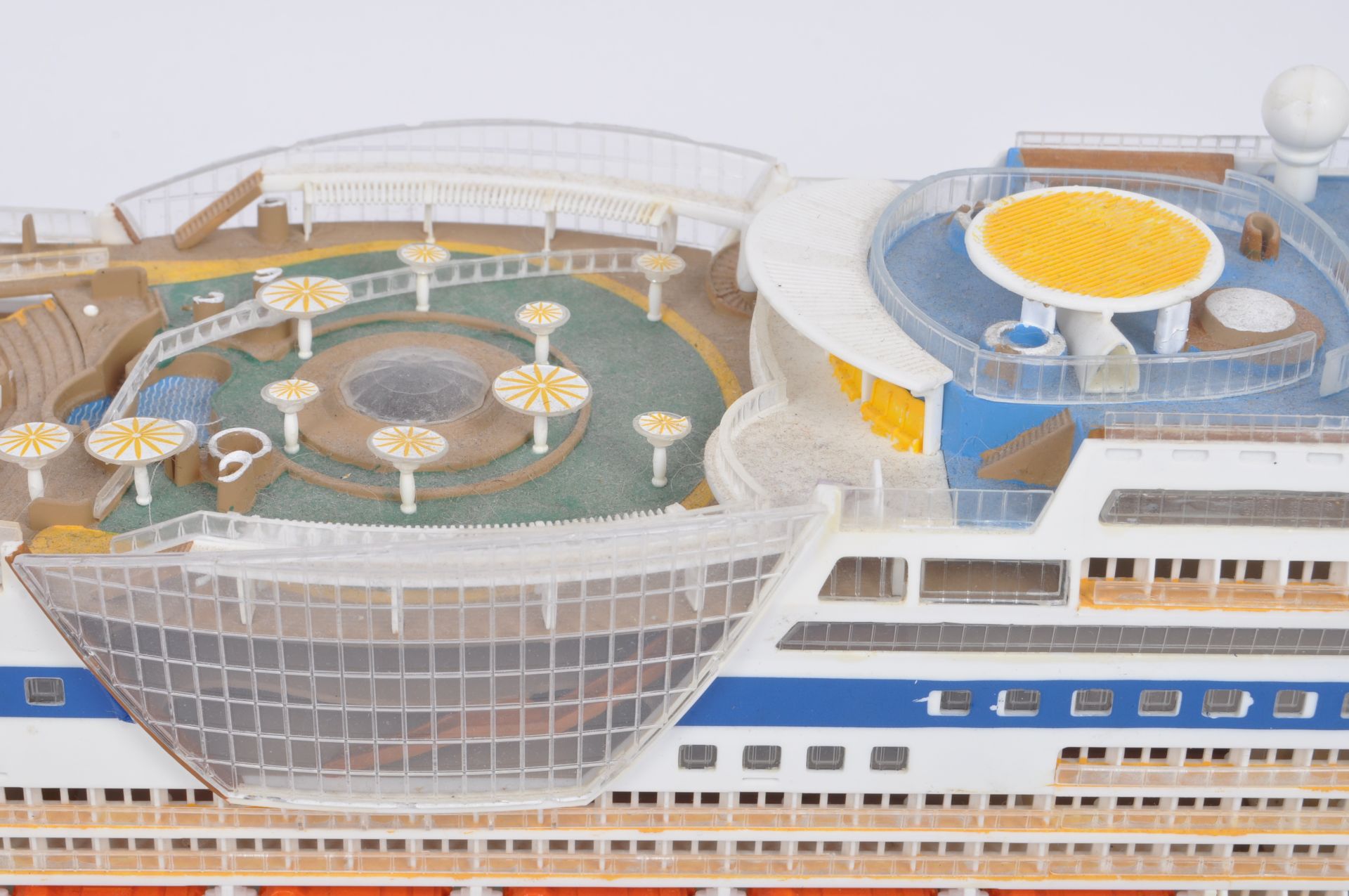 RETRO VINTAGE CRUISE SHIP TRAVELS AGENT MODEL - Image 5 of 10