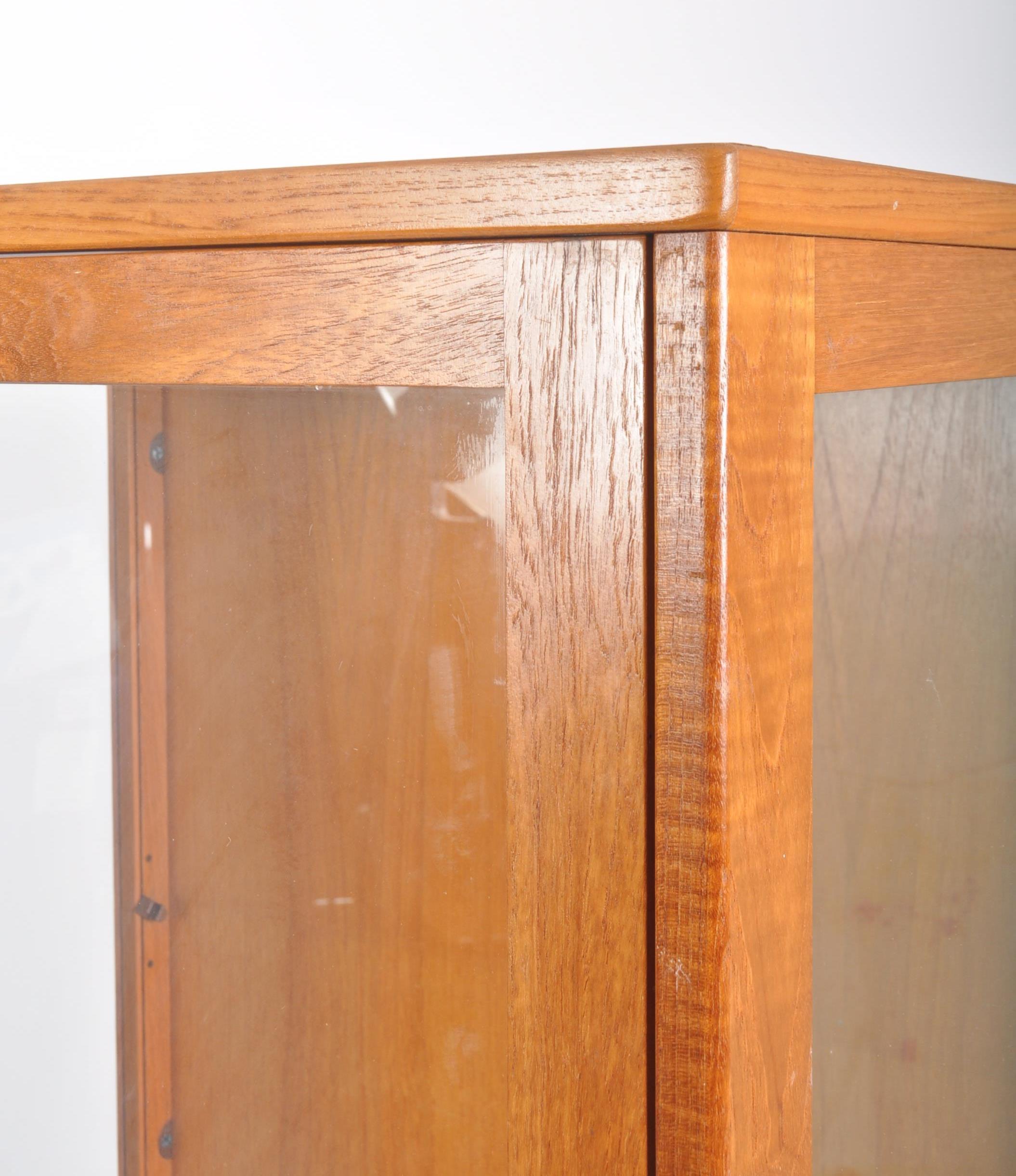 RETRO MID CENTURY TEAK FRAMED UPRIGHT DISPLAY CABINET - Image 3 of 8