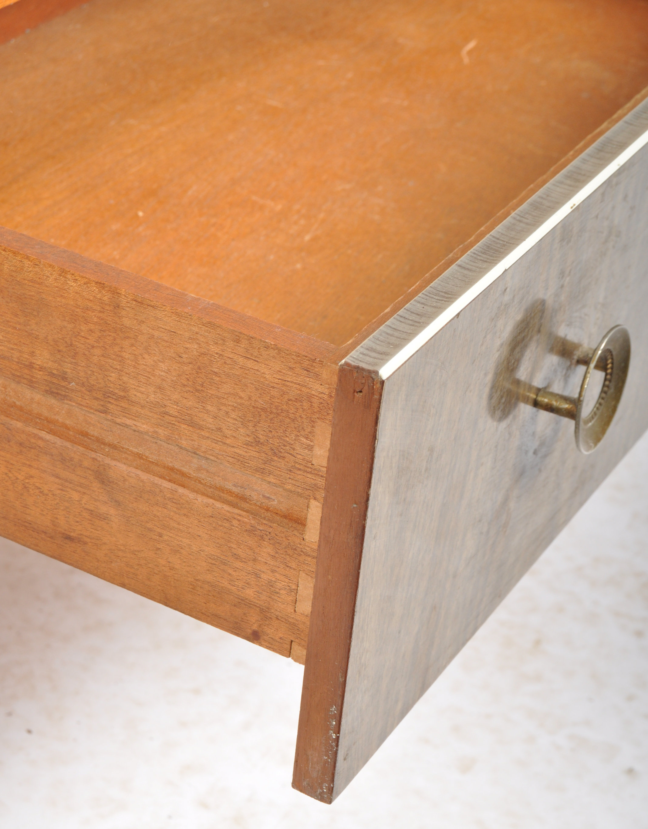 RETRO MID CENTURY SYCAMORE AND WALNUT FORMICA SIDEBOARD - Image 6 of 6
