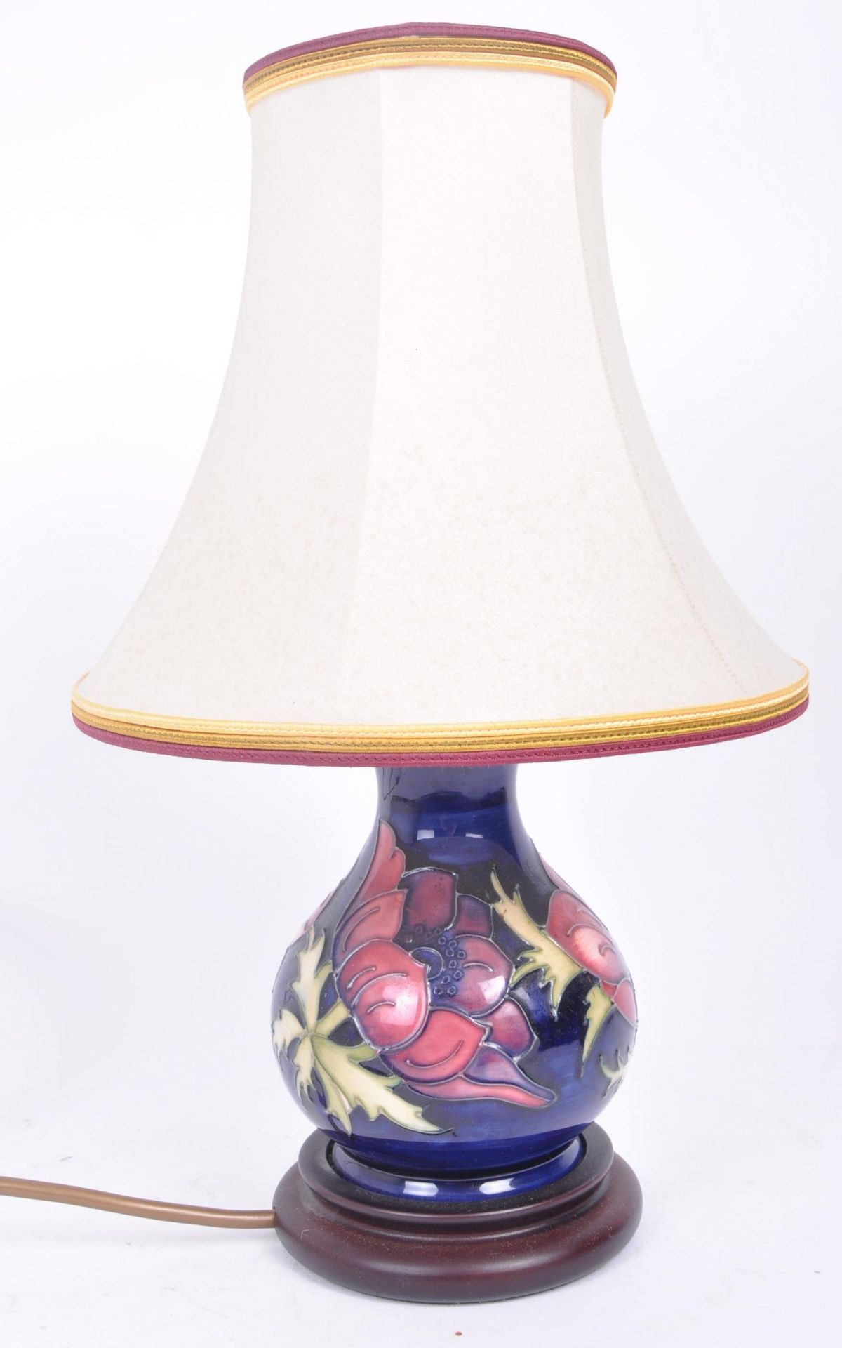 MOORCROFT POTTERY - VINTAGE HAND PAINTED TABLE LAMP