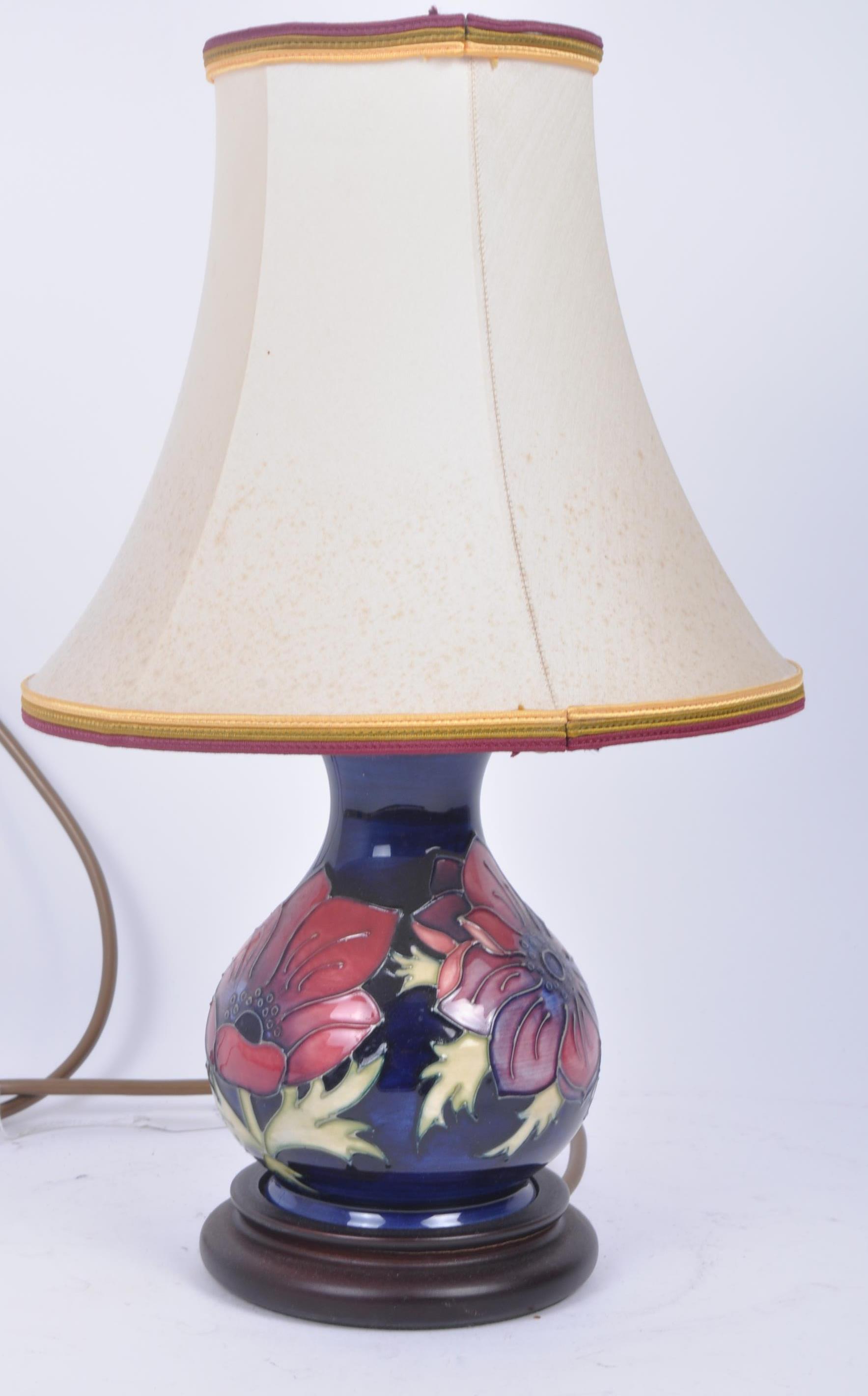MOORCROFT POTTERY - VINTAGE HAND PAINTED TABLE LAMP - Image 3 of 4
