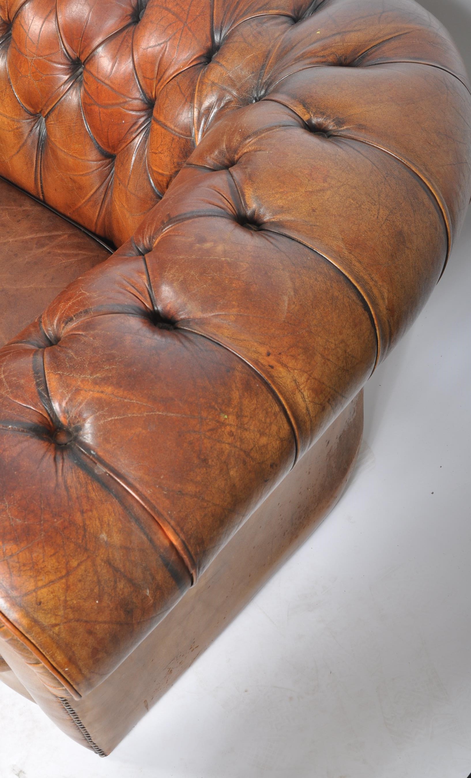 20TH CENTURY CHESTERFIELD THREE SEATER SOFA SETTEE - Image 7 of 10