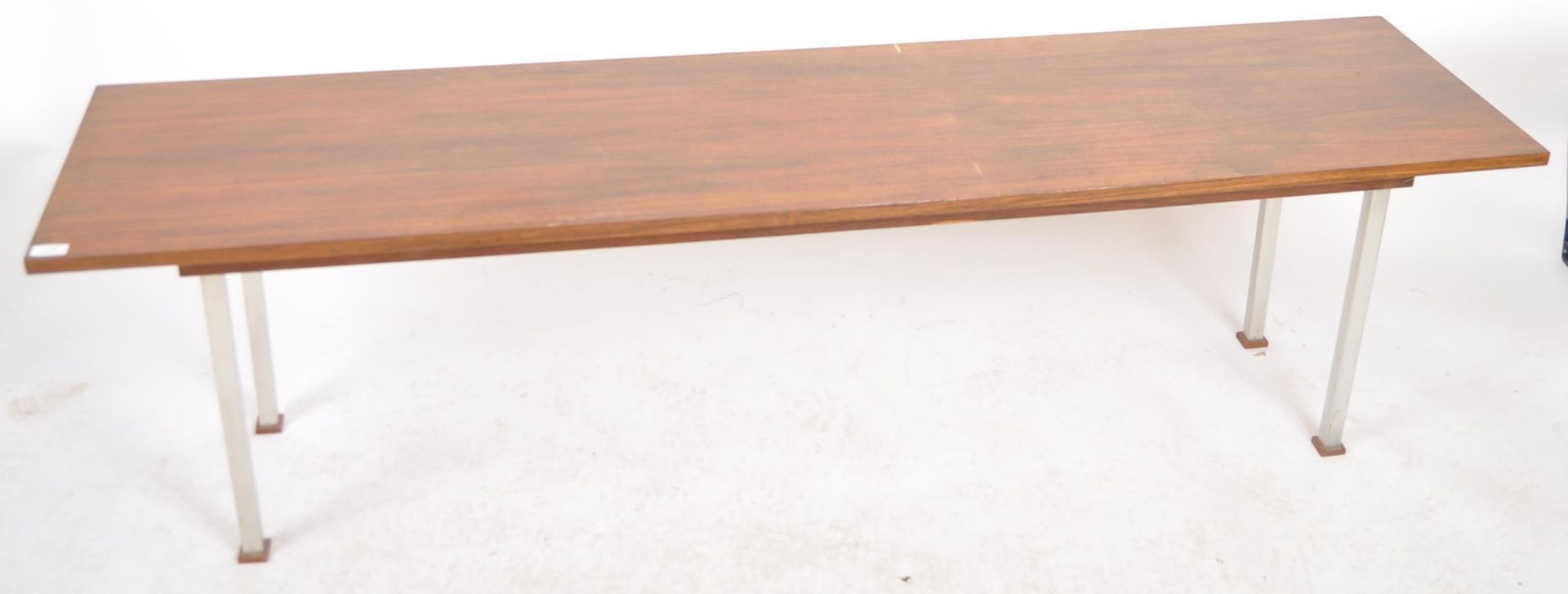 MID CENTURY TEAK TOPPED LONG JOHN COFFEE TABLE - Bild 3 aus 7