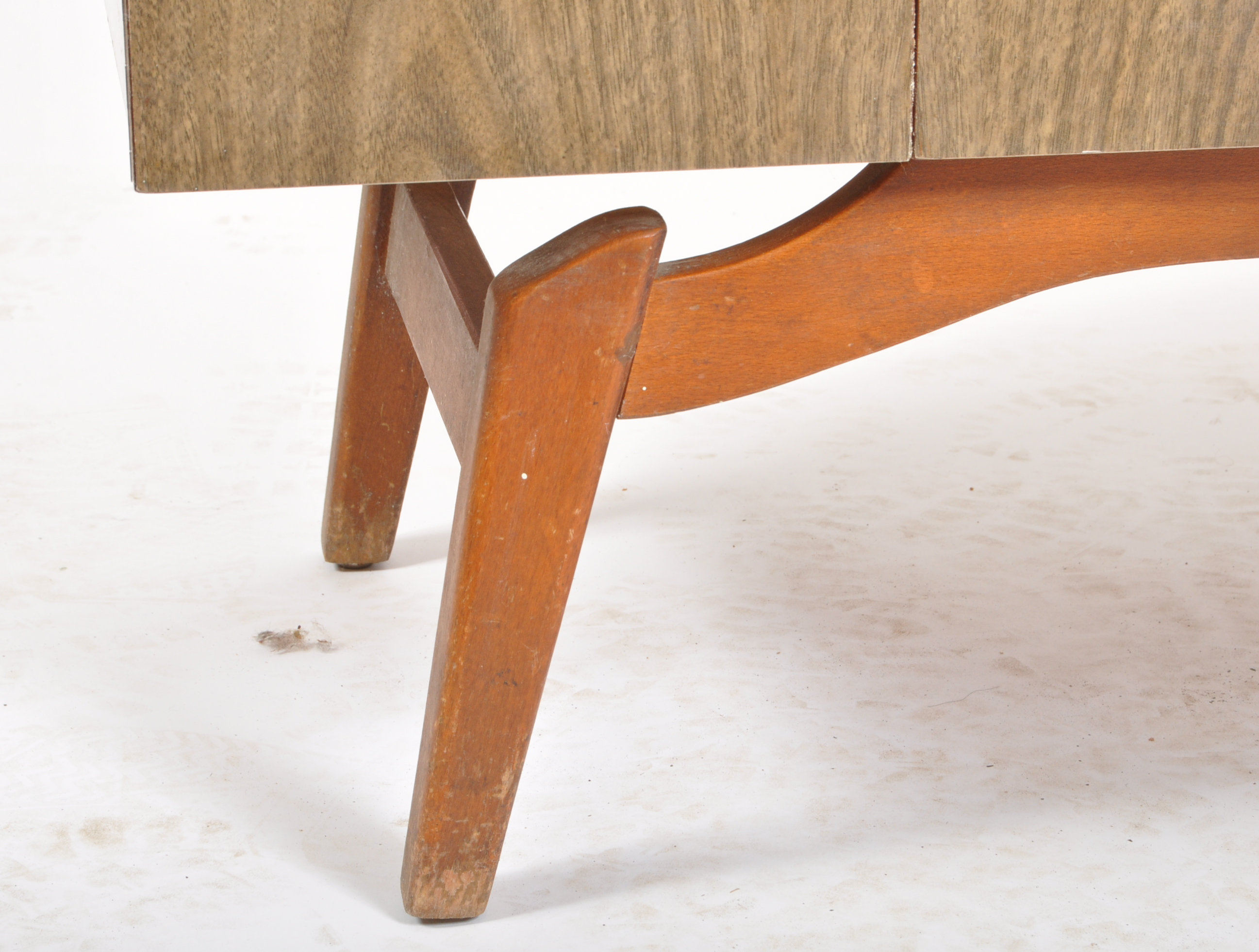 RETRO MID CENTURY SYCAMORE AND WALNUT FORMICA SIDEBOARD - Image 5 of 6