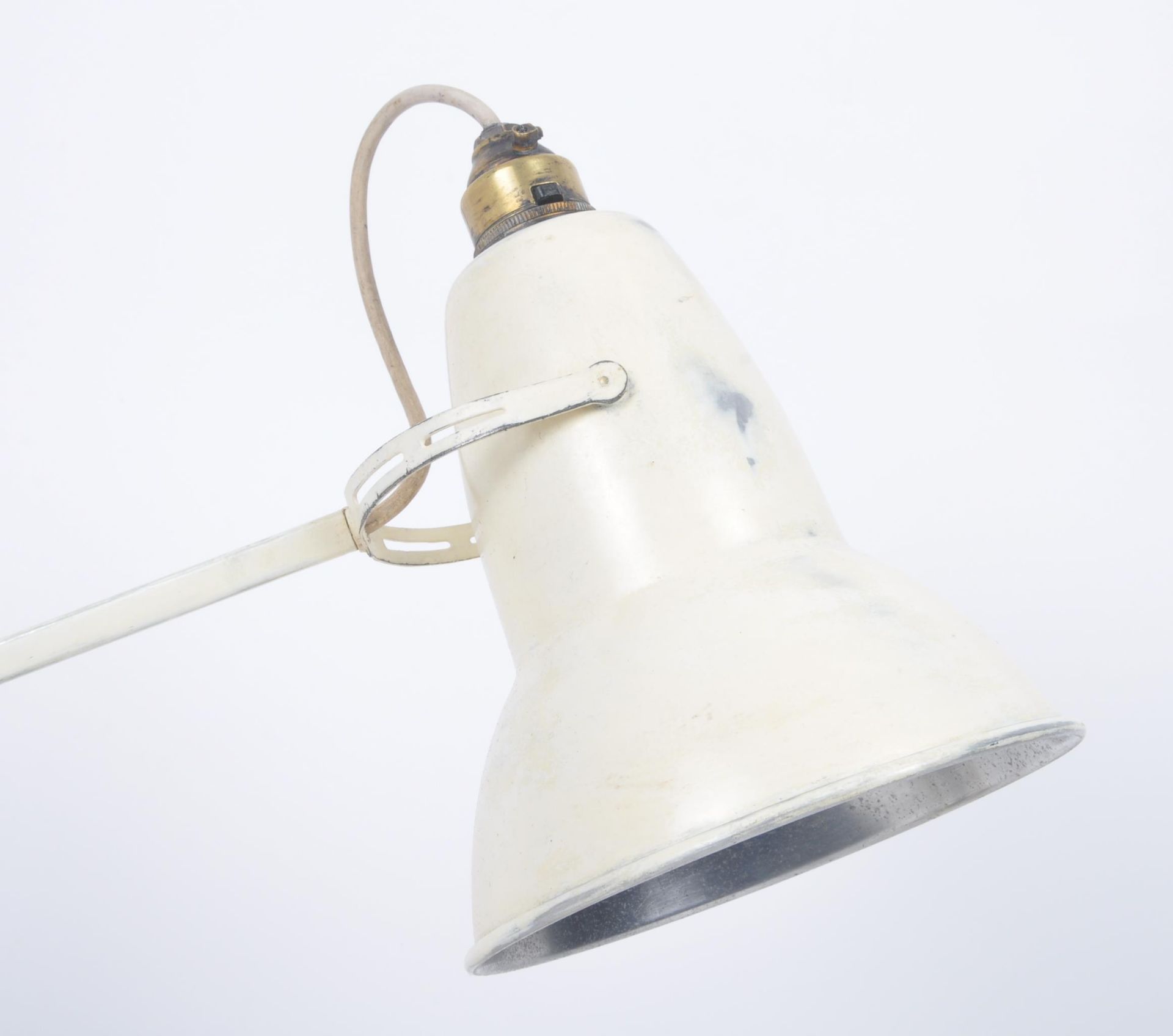 HERBERT TERRY - MIDCENTURY CREAM ANGLEPOISE DESK LAMP - Image 2 of 8
