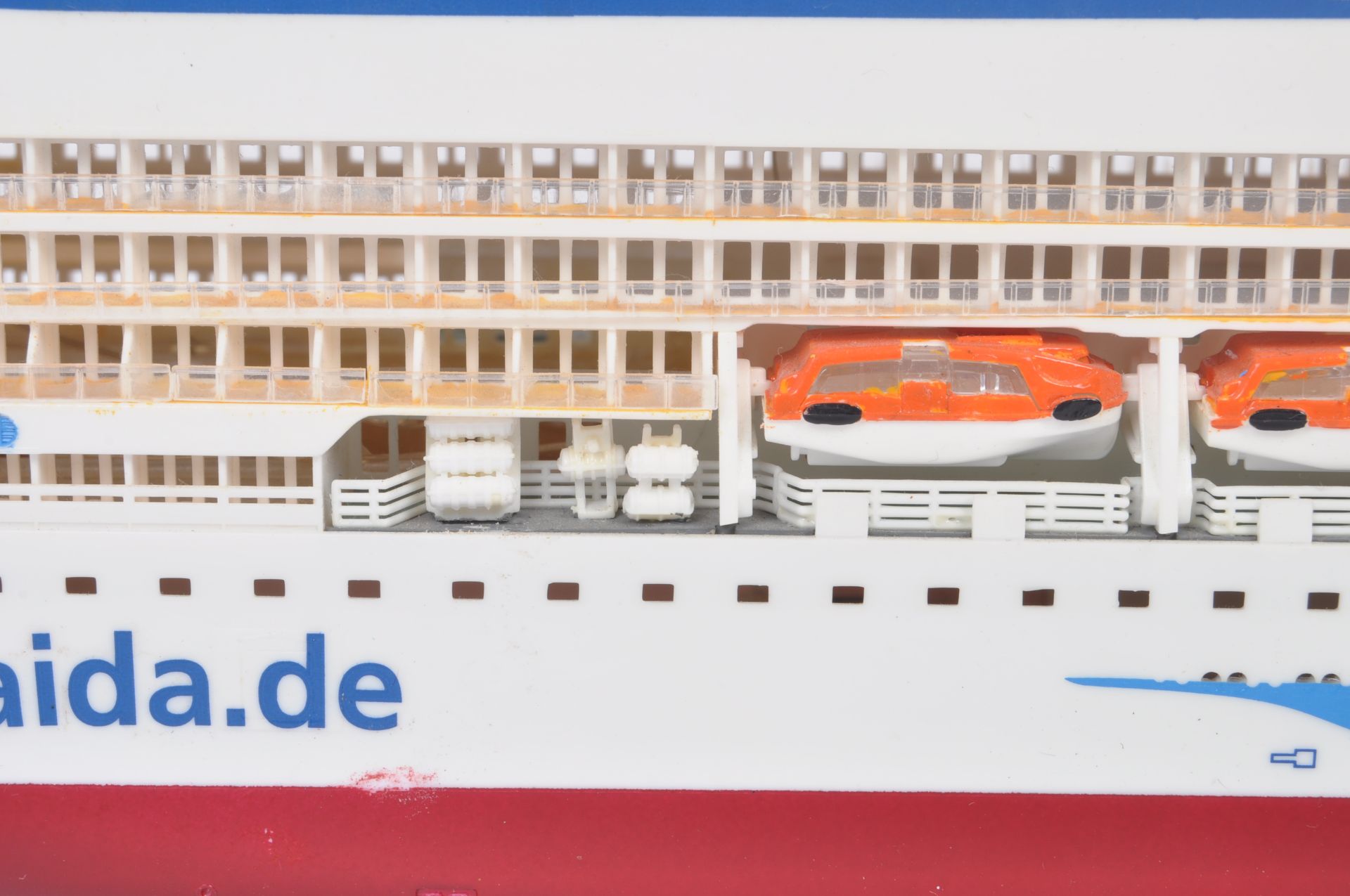 RETRO VINTAGE CRUISE SHIP TRAVELS AGENT MODEL - Image 4 of 10