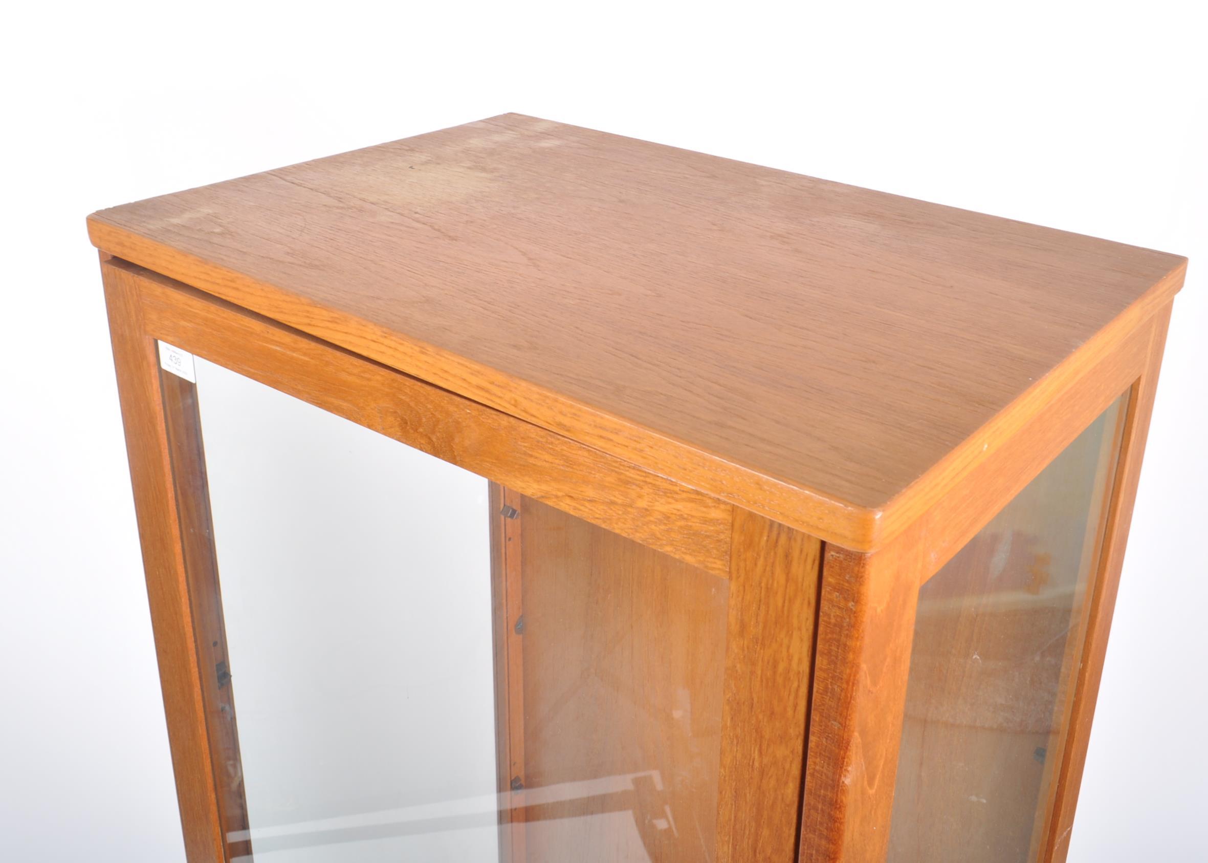 RETRO MID CENTURY TEAK FRAMED UPRIGHT DISPLAY CABINET - Image 2 of 8