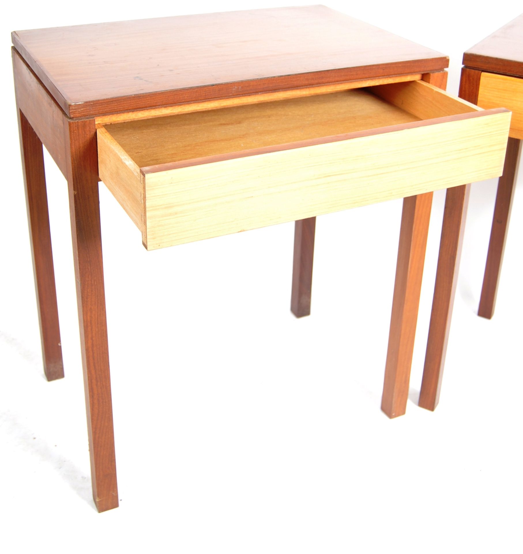 MATCHING PAIR OF TEAK SINGLE DRAWER SIDE TABLES - Bild 3 aus 6