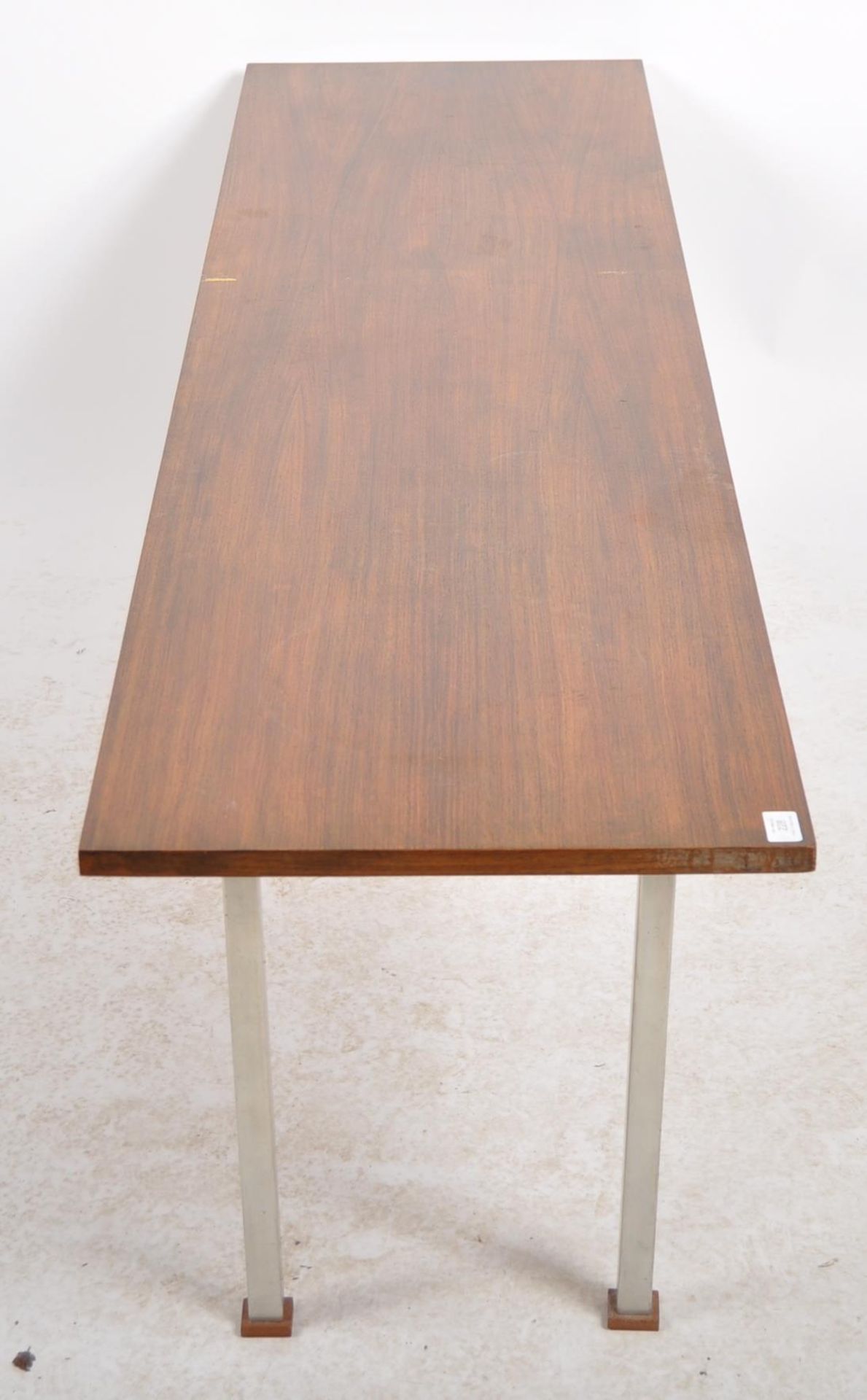 MID CENTURY TEAK TOPPED LONG JOHN COFFEE TABLE - Bild 5 aus 7