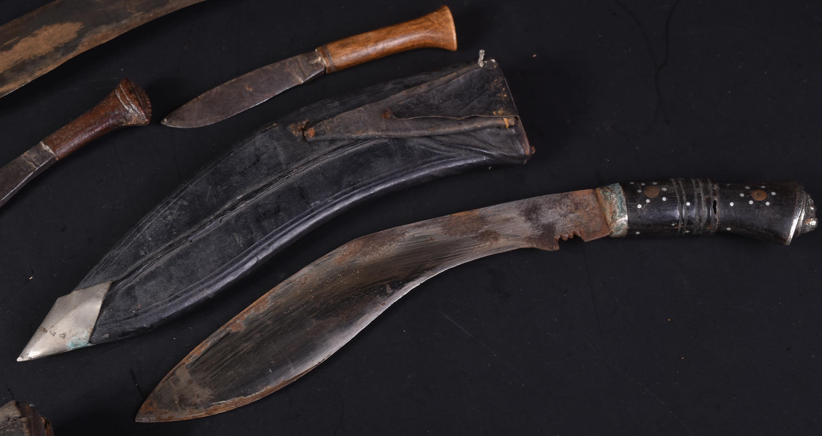 COLLECTION OF ASSORTED VINTAGE KUKRI KNIVES - Image 4 of 7
