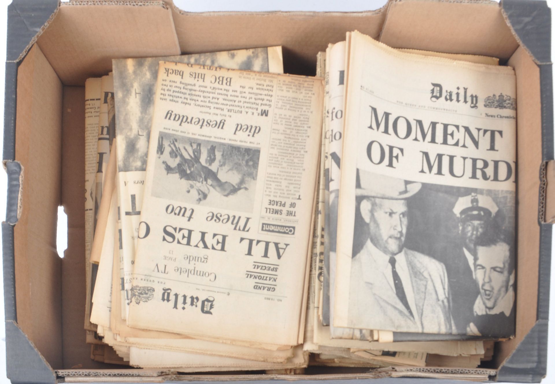 COLLECTION OF VINTAGE NEWSPAPERS - Image 4 of 4