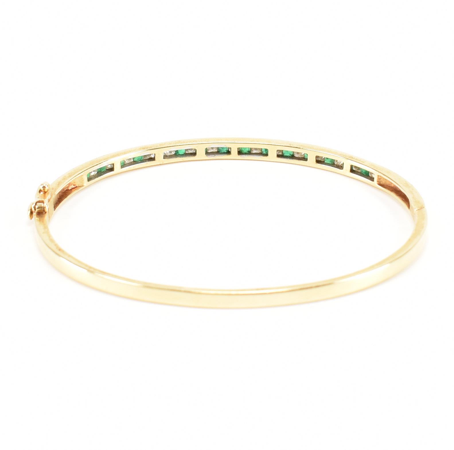 18CT GOLD DIAMOND & EMERALD BANGLE BRACELET - Image 6 of 8