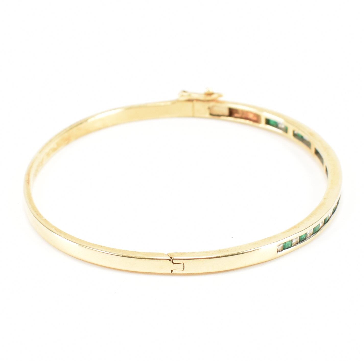 18CT GOLD DIAMOND & EMERALD BANGLE BRACELET - Image 5 of 8