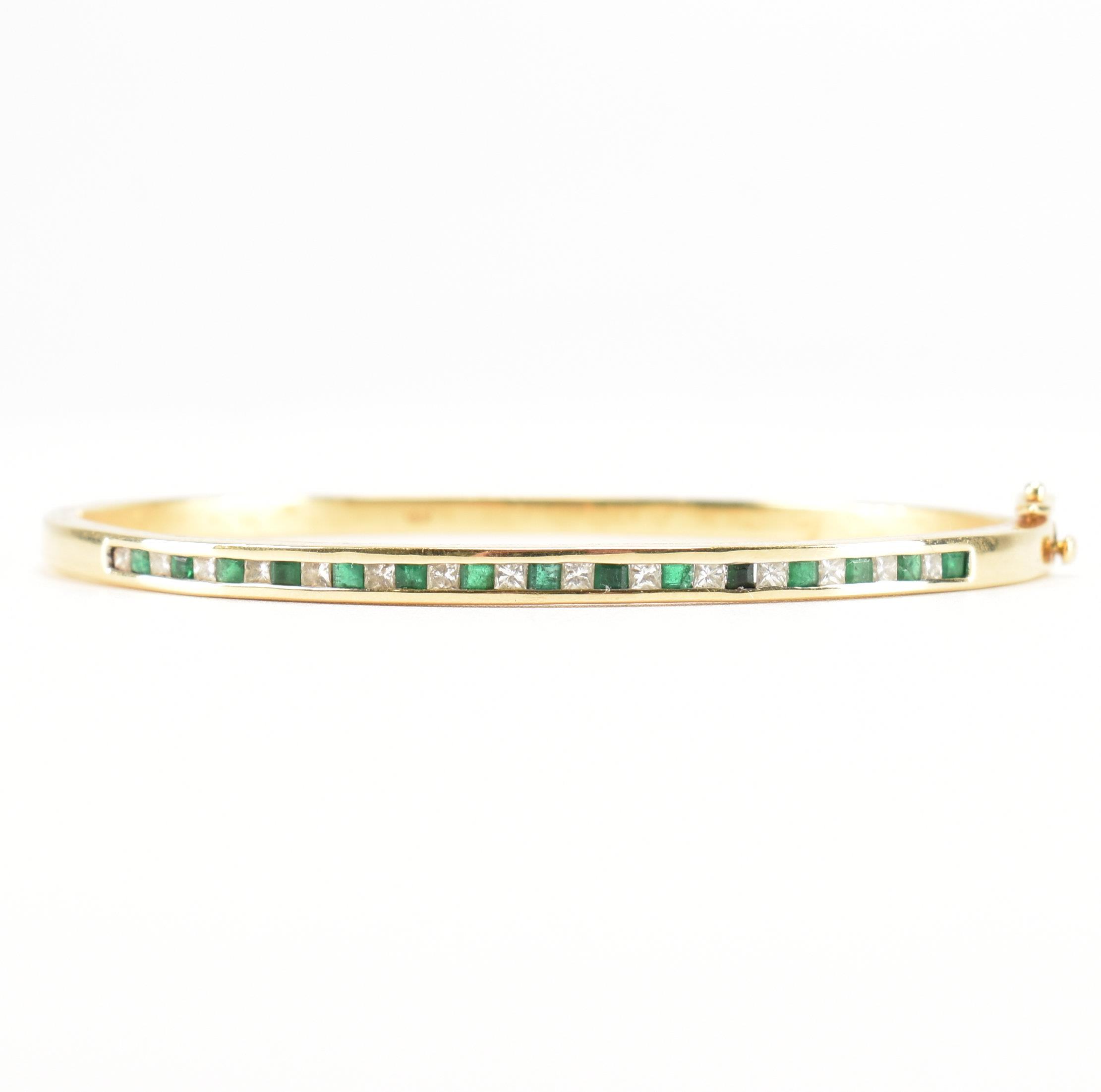 18CT GOLD DIAMOND & EMERALD BANGLE BRACELET - Image 2 of 8