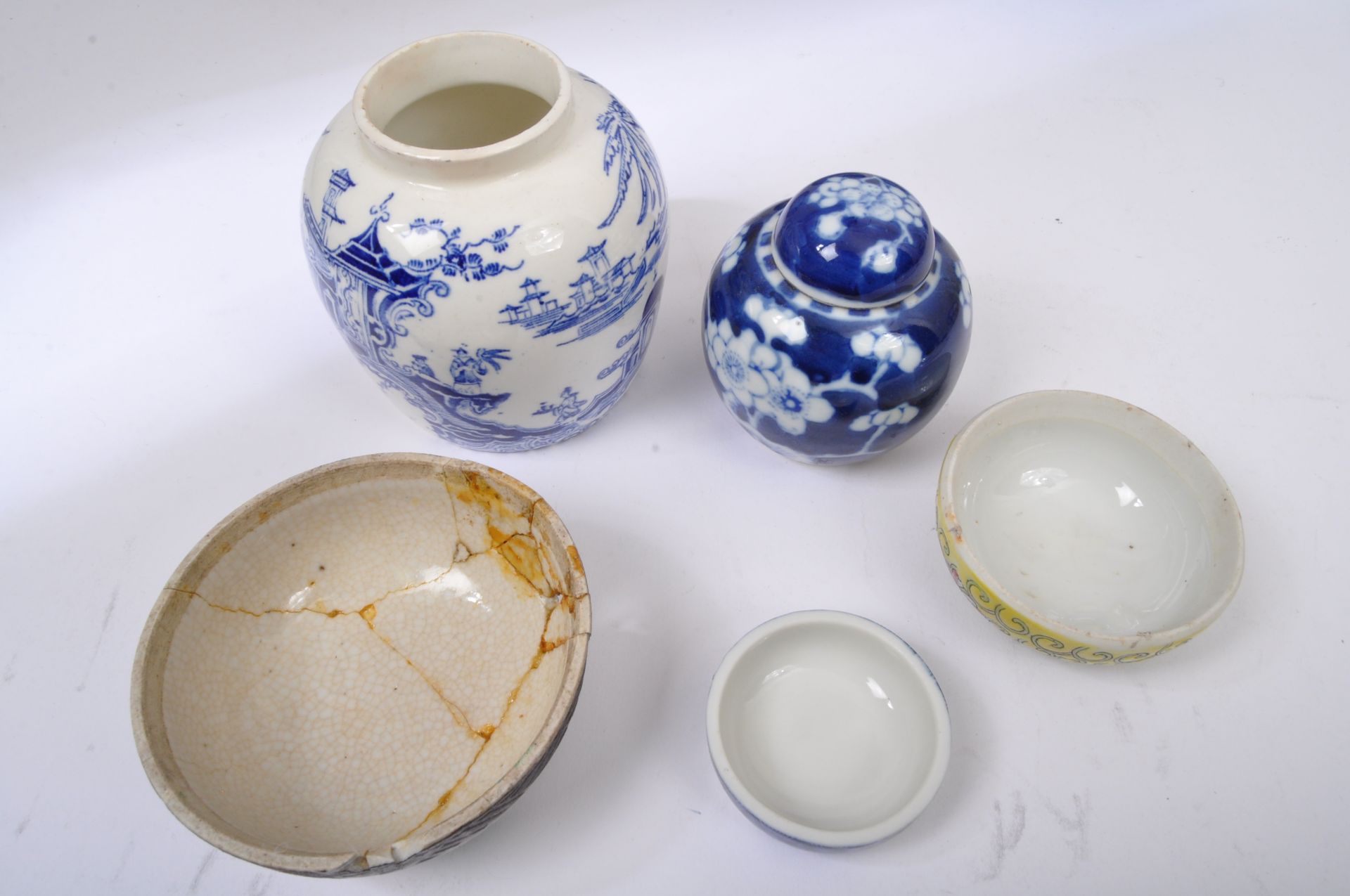 COLLECTION OF CHINESE PORCELAIN - GINGER JARS & PLATES - Image 3 of 6