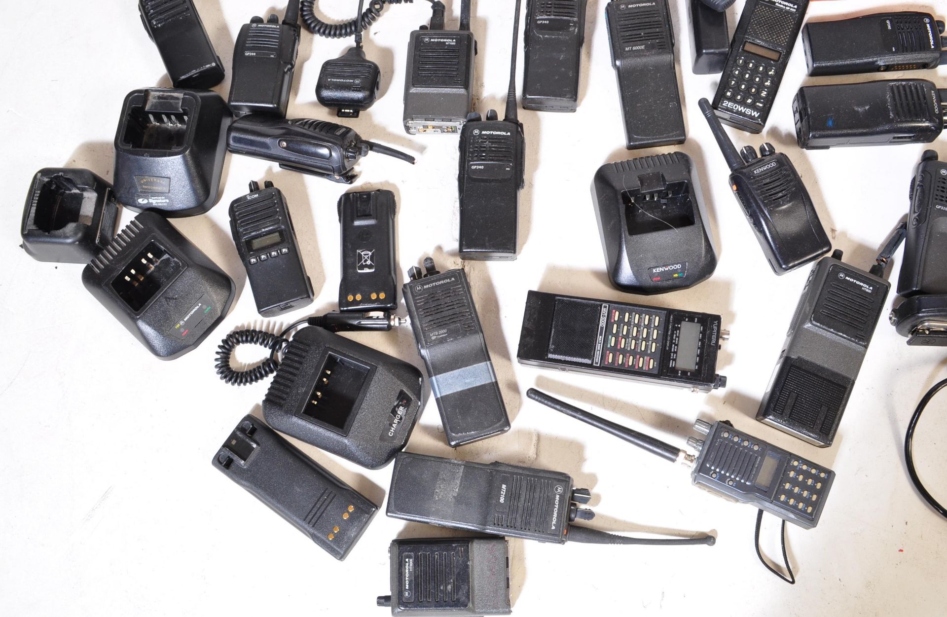 LARGE ASSORTMENT OF VINTAGE POLICE WALKIE TALKIES - Image 2 of 6