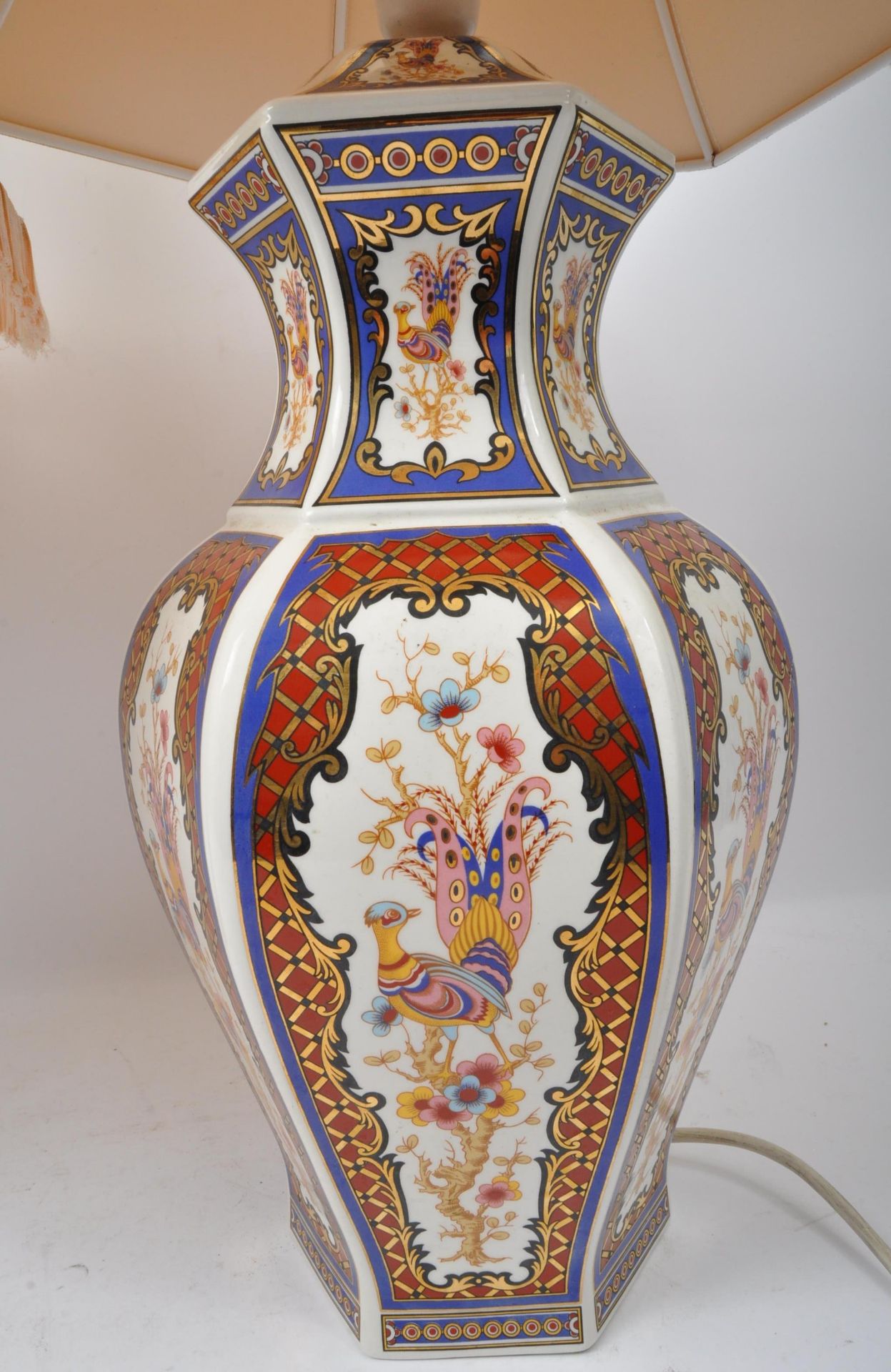 PAIR OF VINTAGE CHINESE CERAMIC TABLE LAMPS - Image 3 of 7