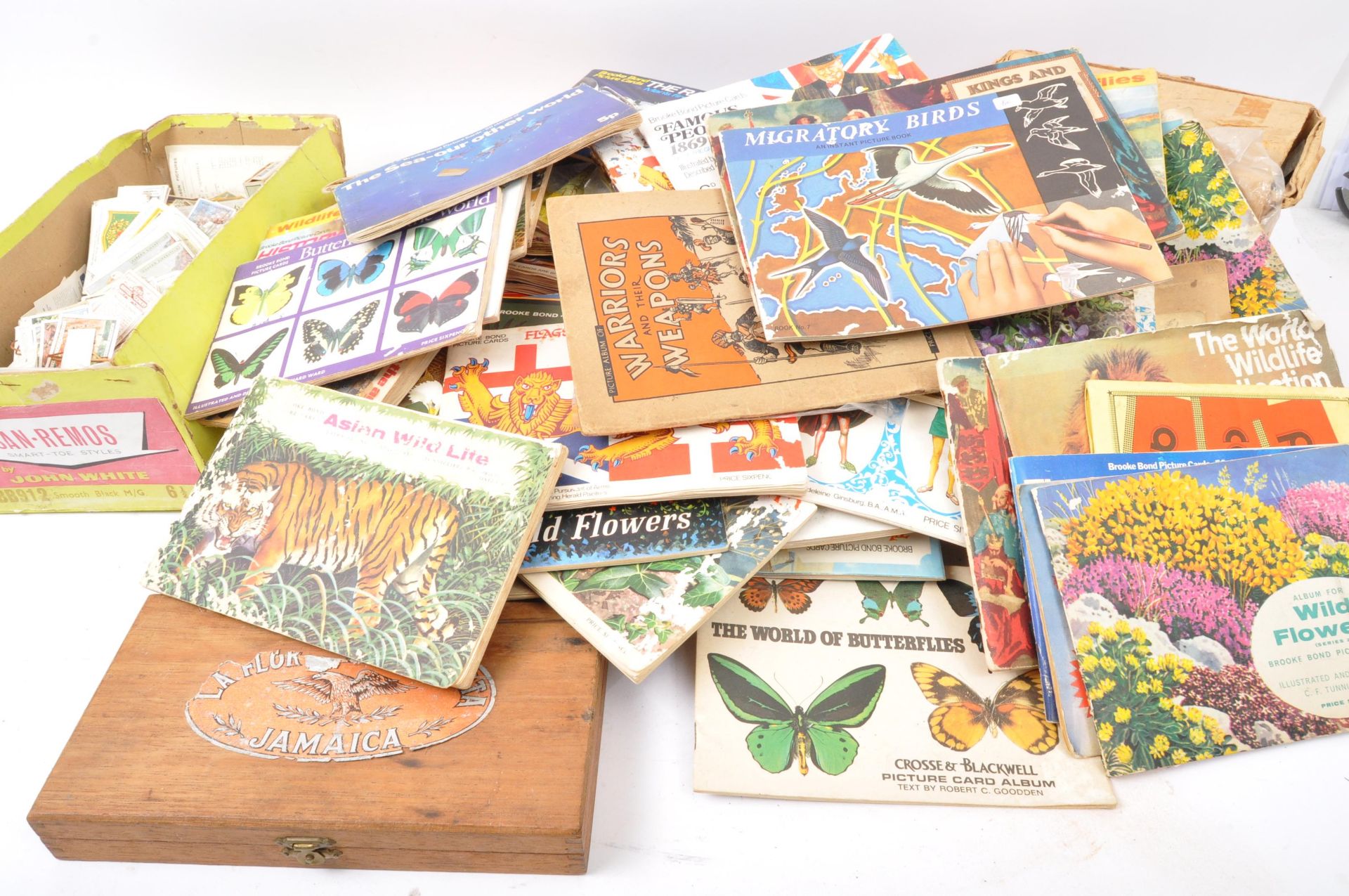 COLLECTION OF 20TH CENTURY CIGARETTE CARDS