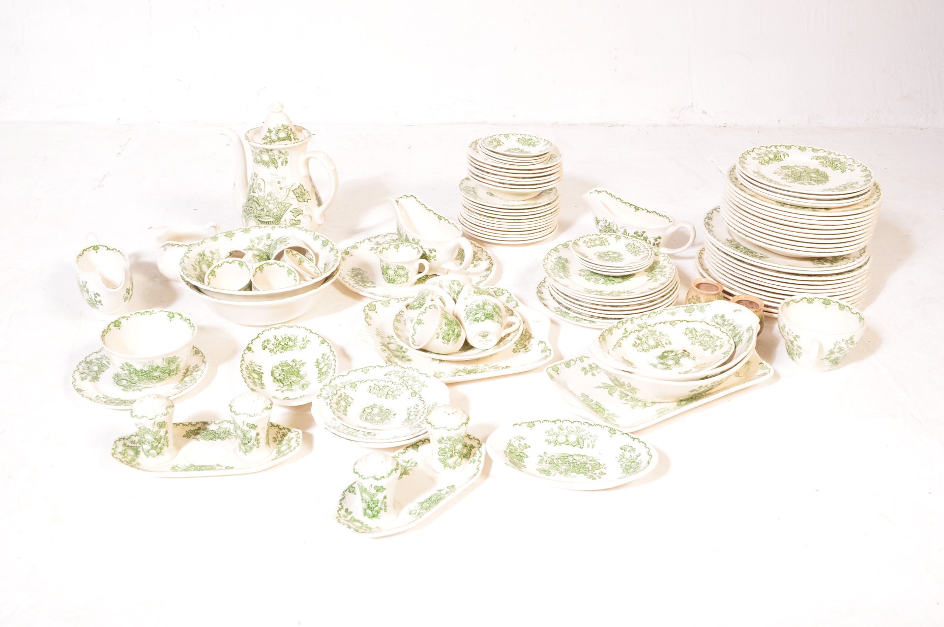 EARLY 20TH CENTURY MASON'S 'FRUIT BASKET' DINNER SET